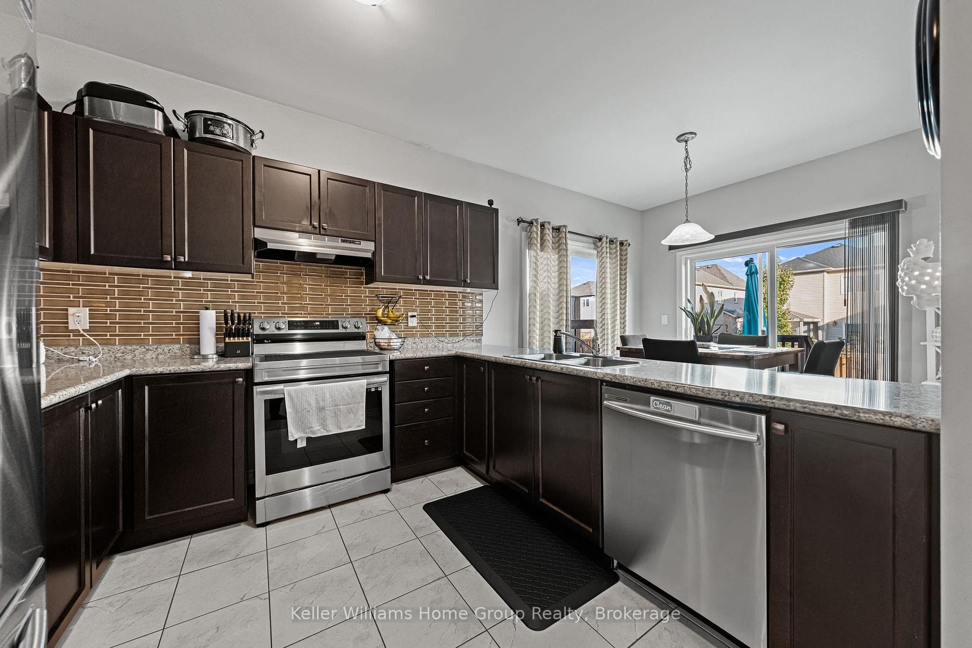 24 Courtney Street photo 16