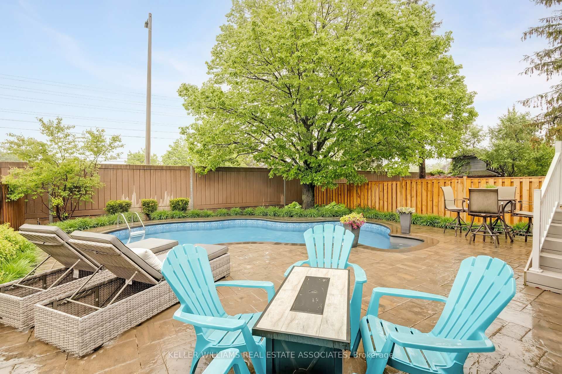 6931 Hickling Crescent photo 35