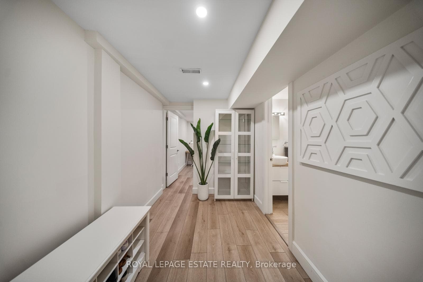 6 Woodfield Road photo 32
