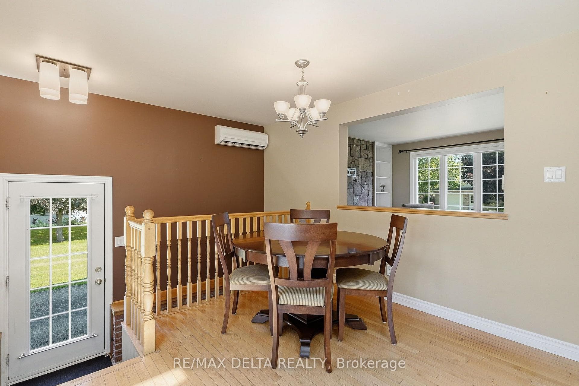 Dining area in kitchen.