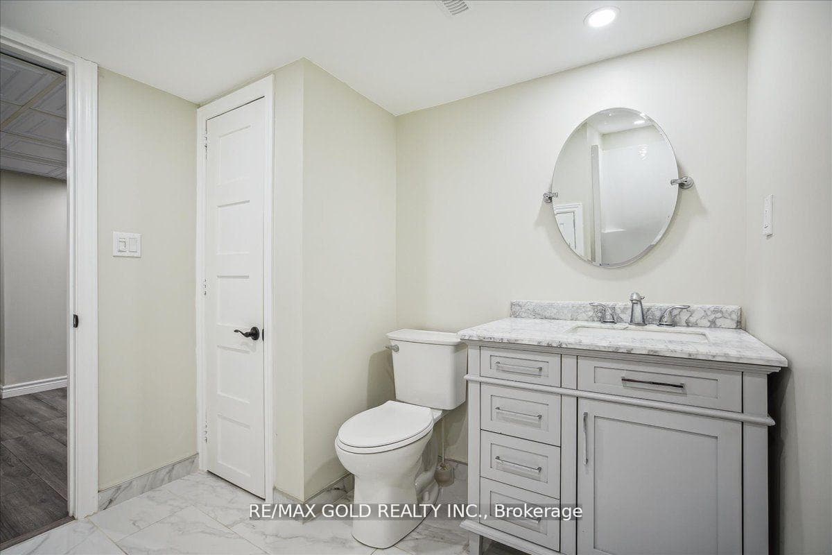 471 Jay Crescent photo 24