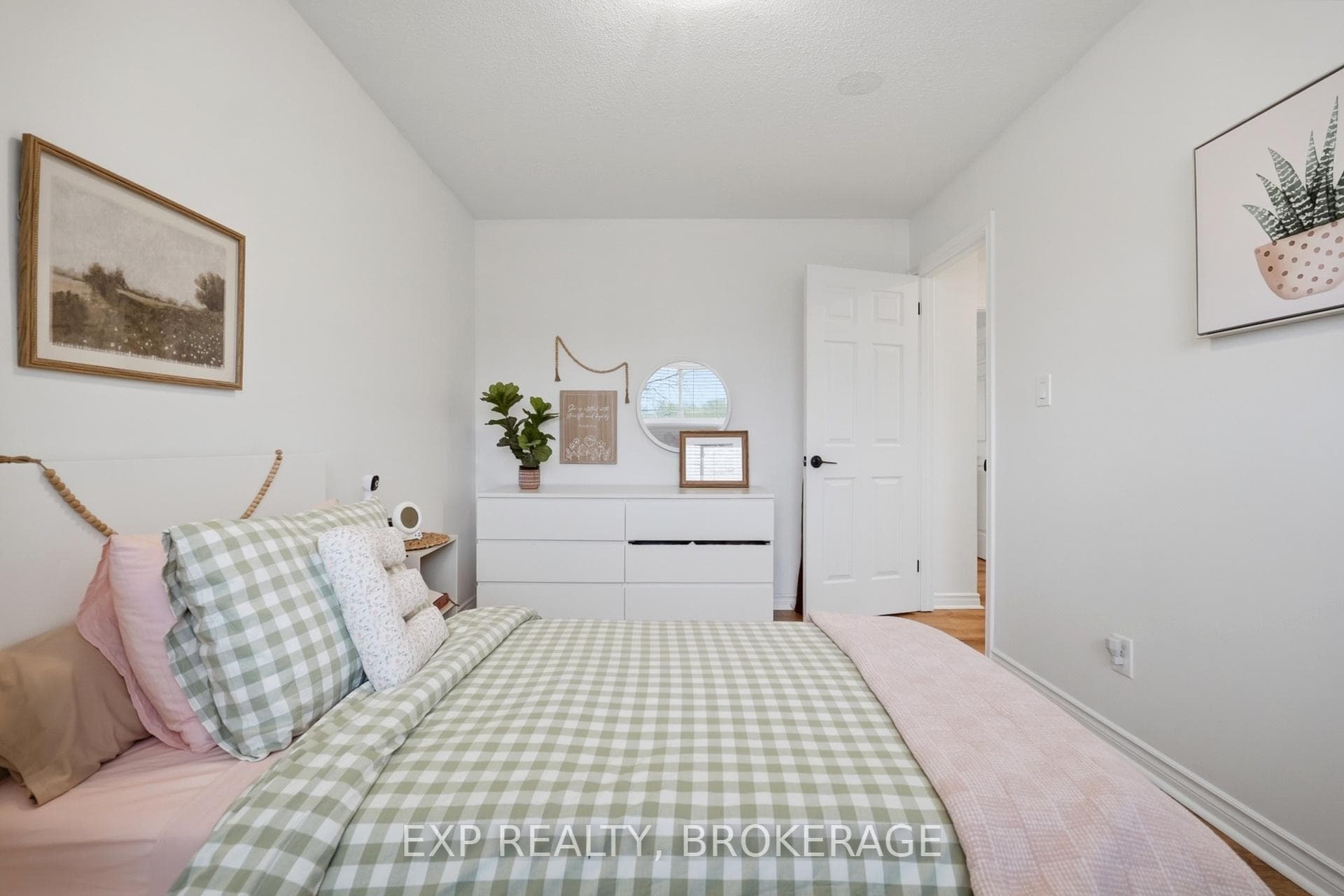 789 Aylmer Crescent photo 21
