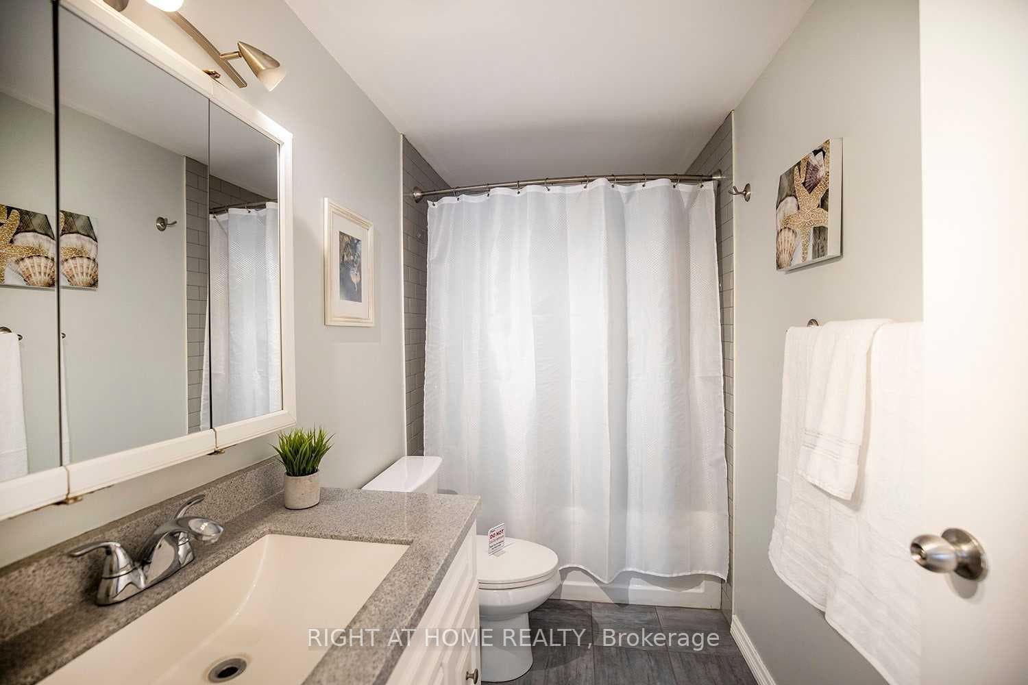 1391 Fenelon Crescent photo 12