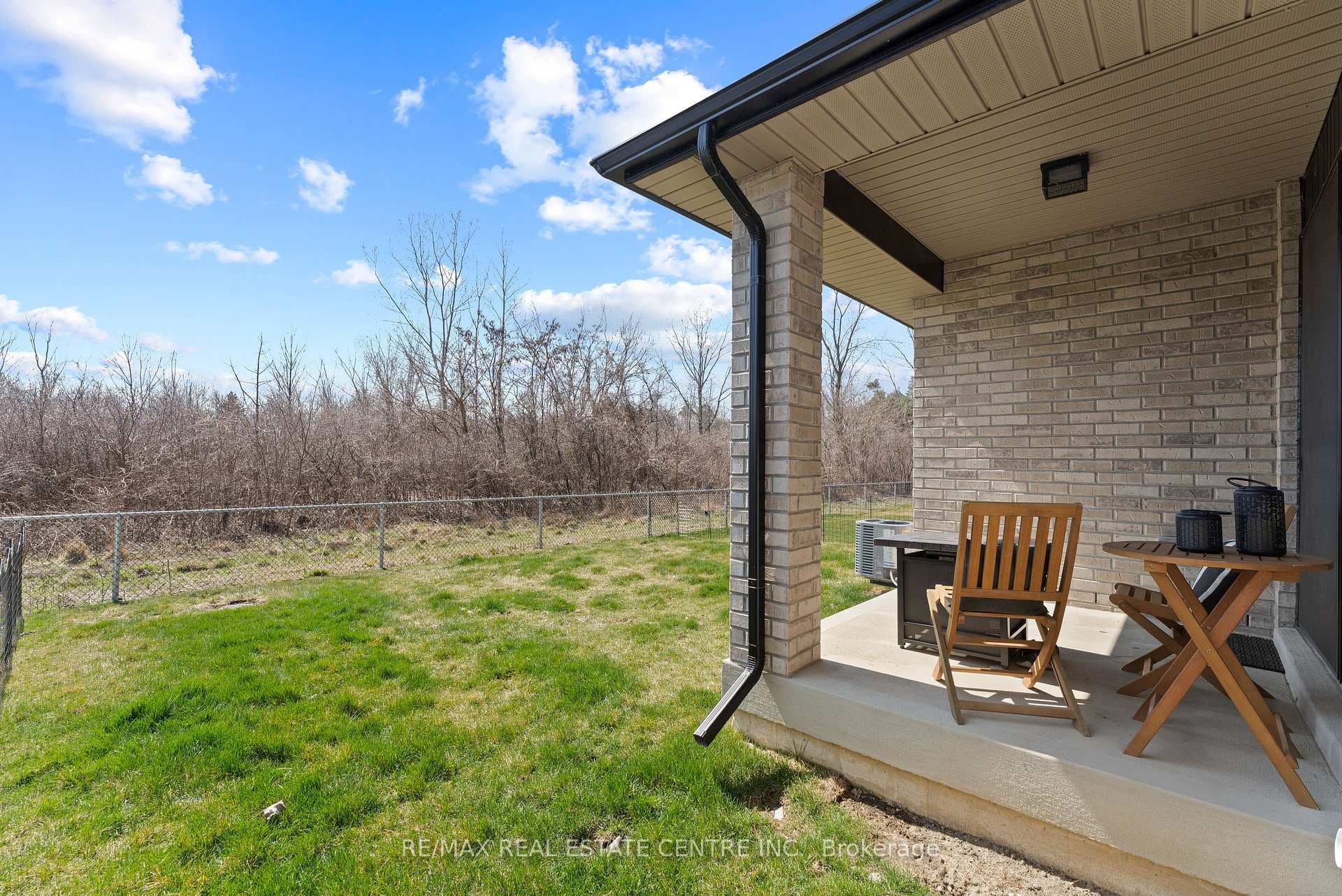 247 Livingstone Crescent photo 25