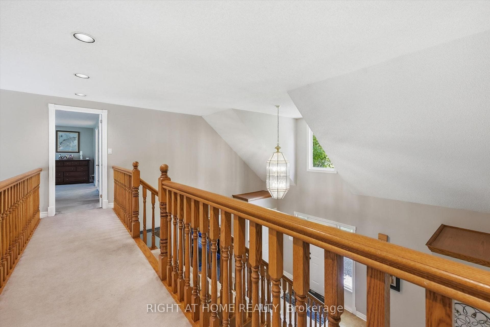 Catwalk separating Primary Suite/other bedrooms