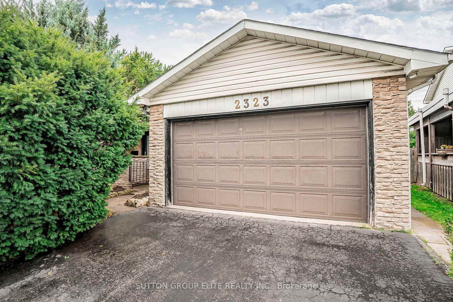 2323 Delkus Crescent photo 2