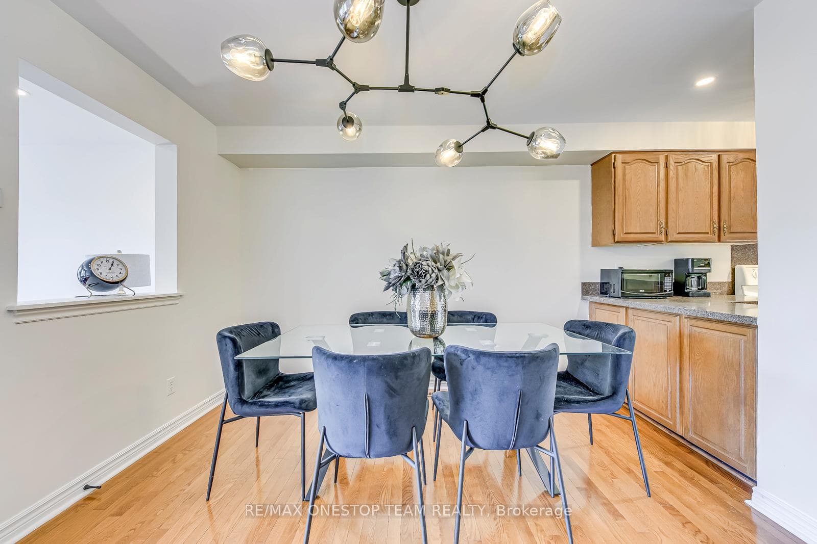1068 Queens Avenue photo 9