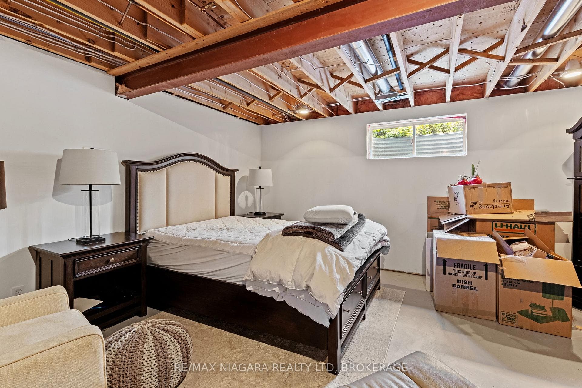 611 Victoria Street photo 32