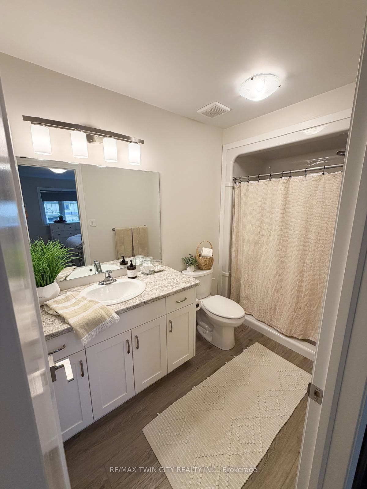 226 Renaissance Drive photo 13