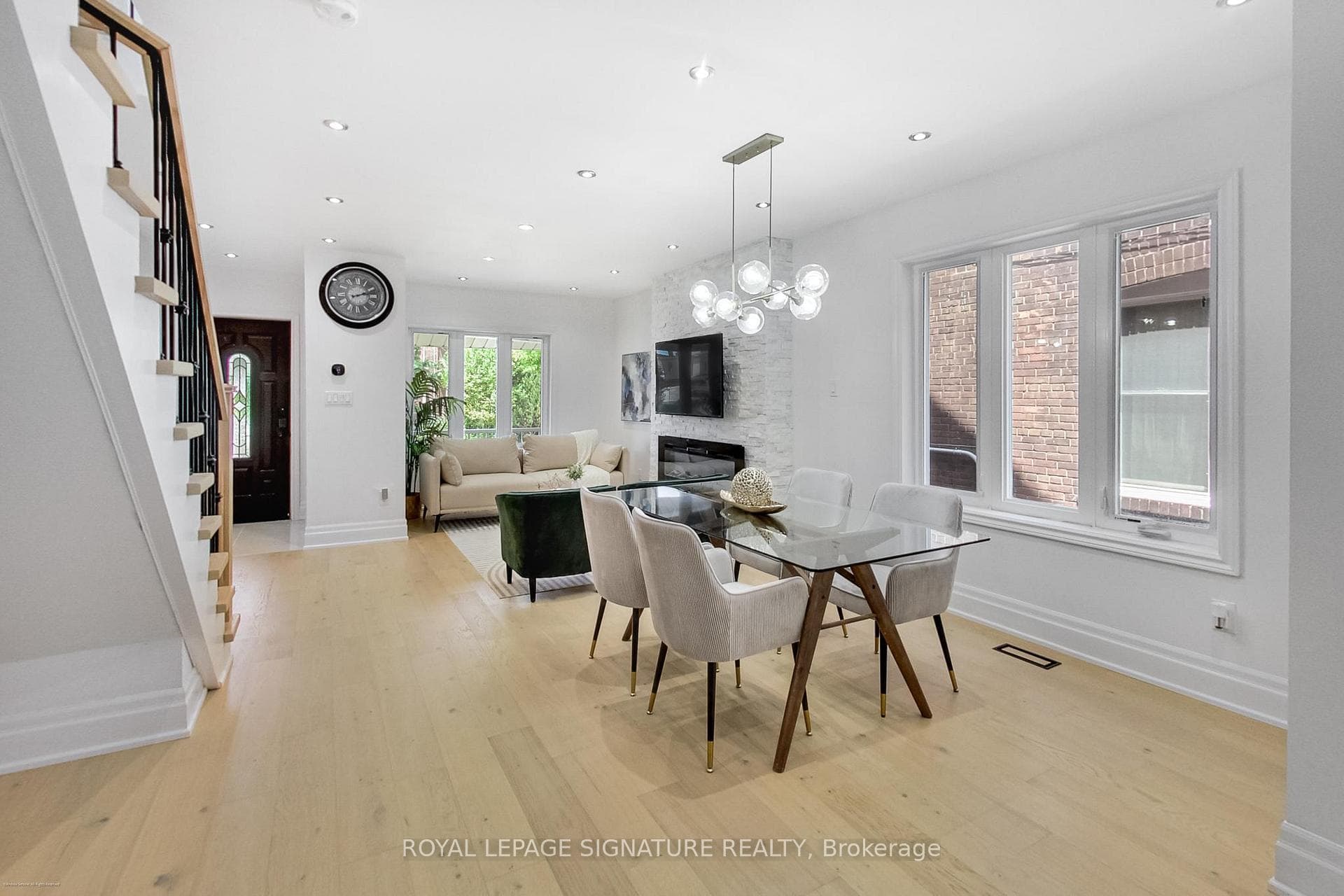 15 Glebeholme Boulevard photo 10