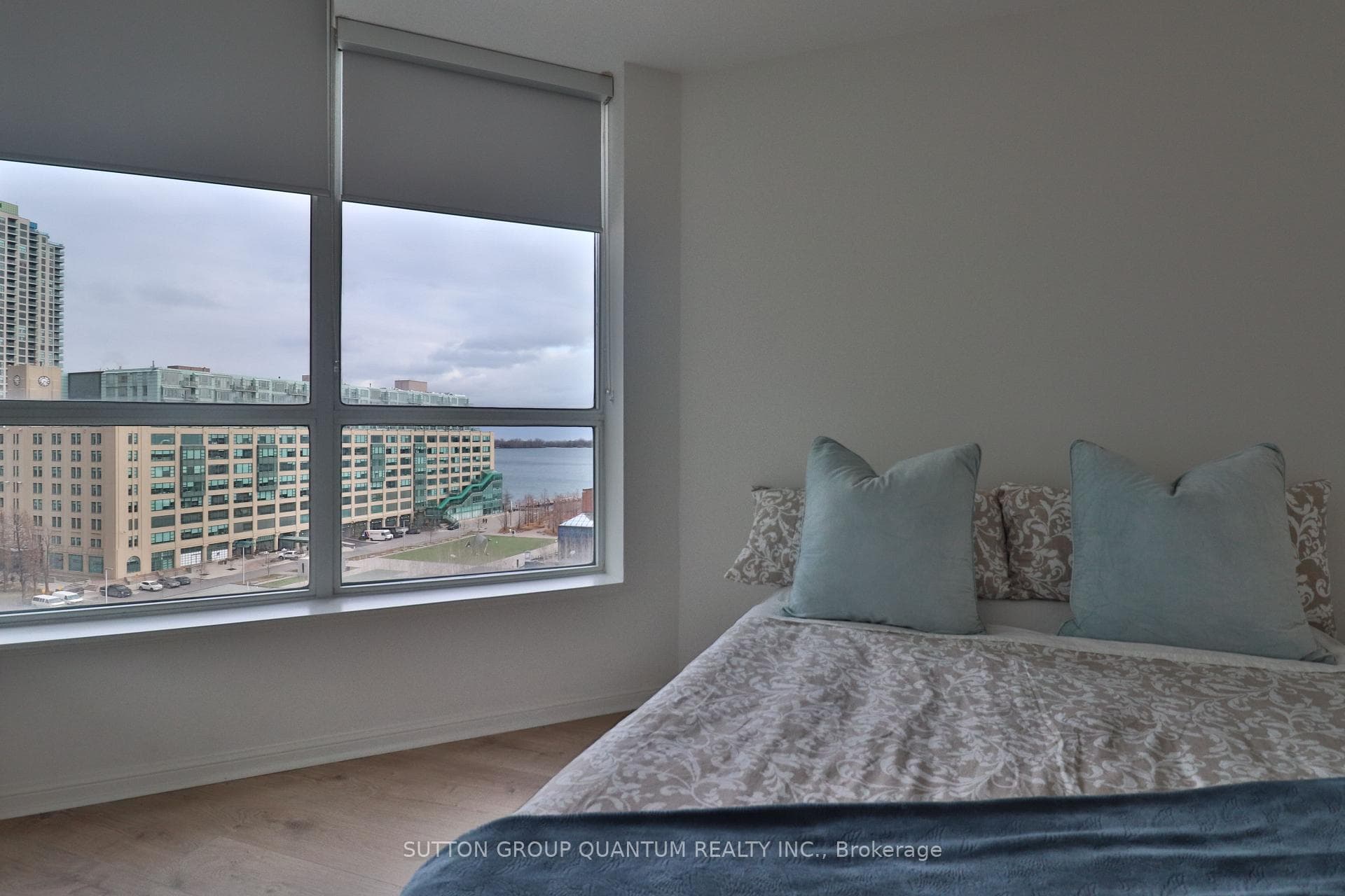 228 Queens Quay Unit 1105 photo 5