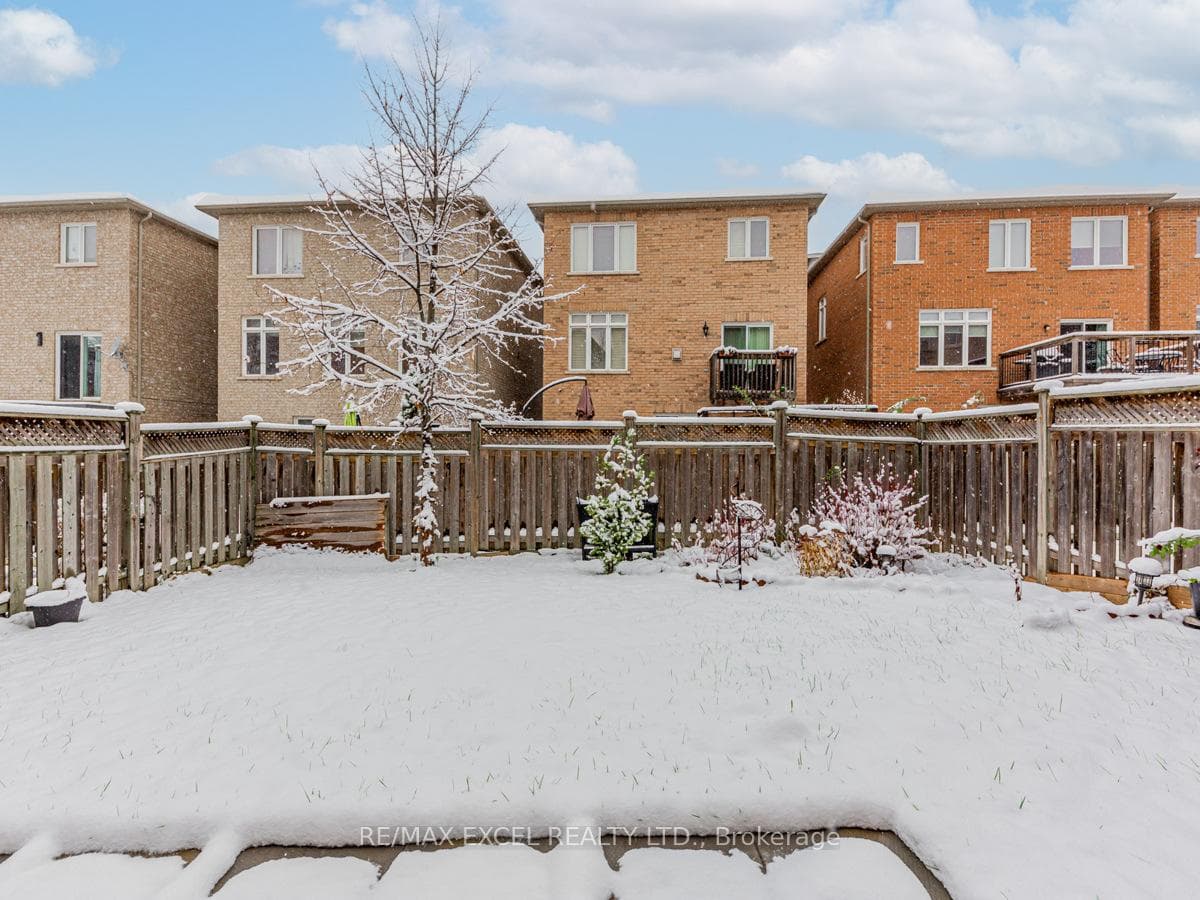 8 Mastwood Crescent photo 33