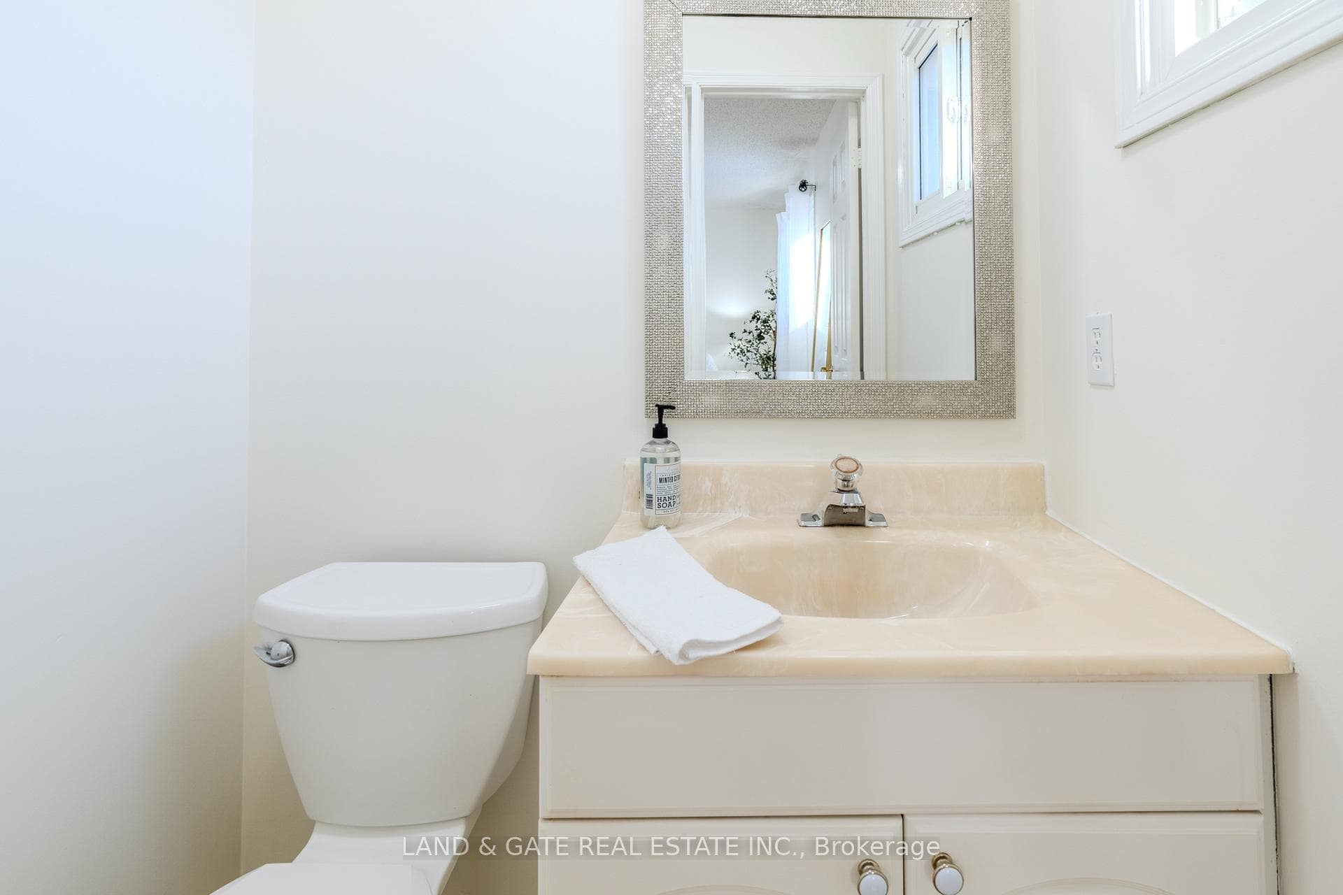 11 Golders Green Avenue photo 24