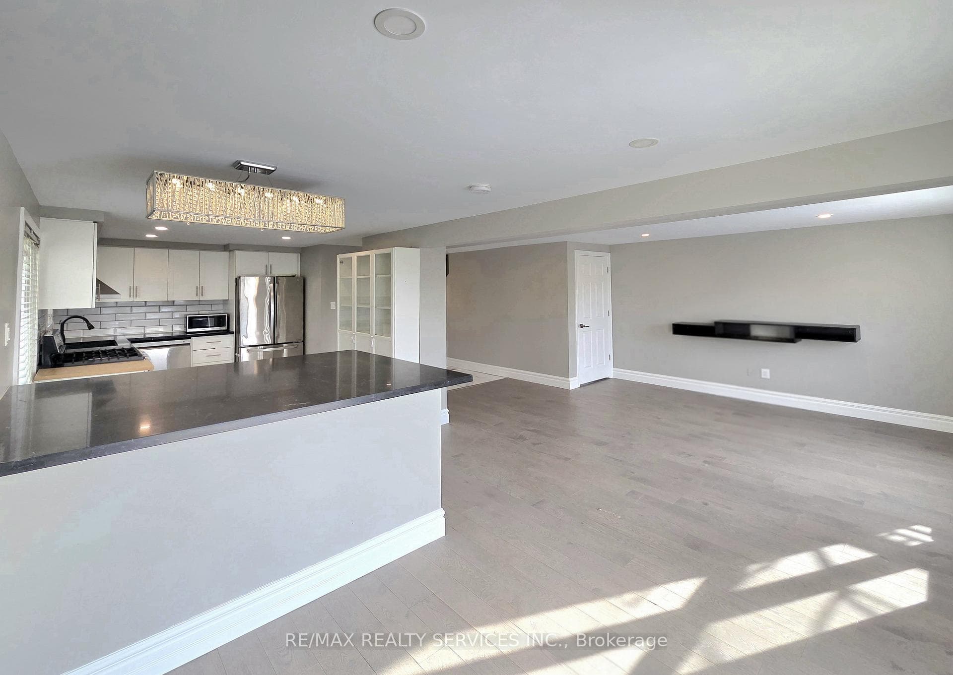 662 Elgin Street photo 13