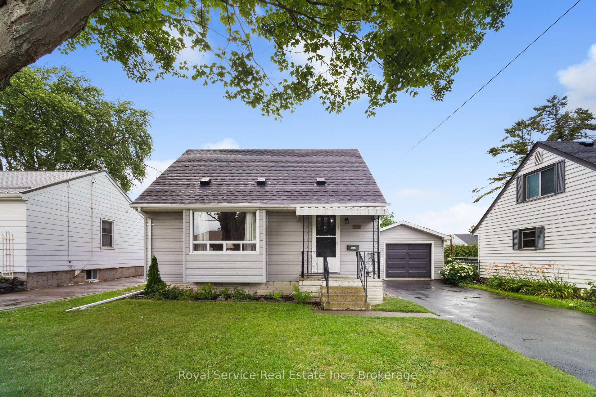 558 Burnham Street photo 2