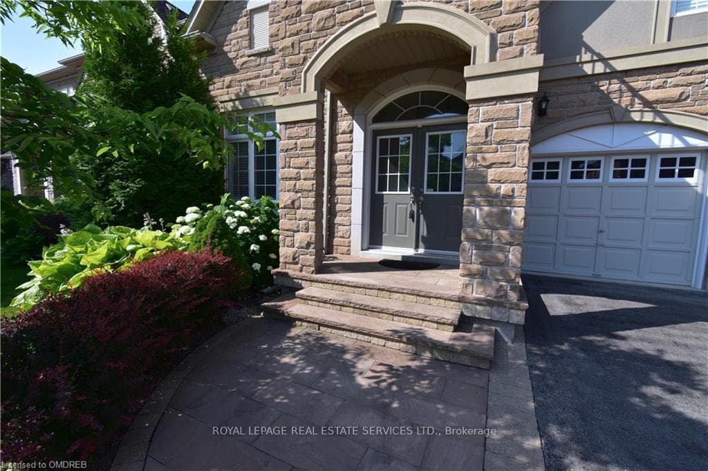 212 Beechtree Crescent photo 3