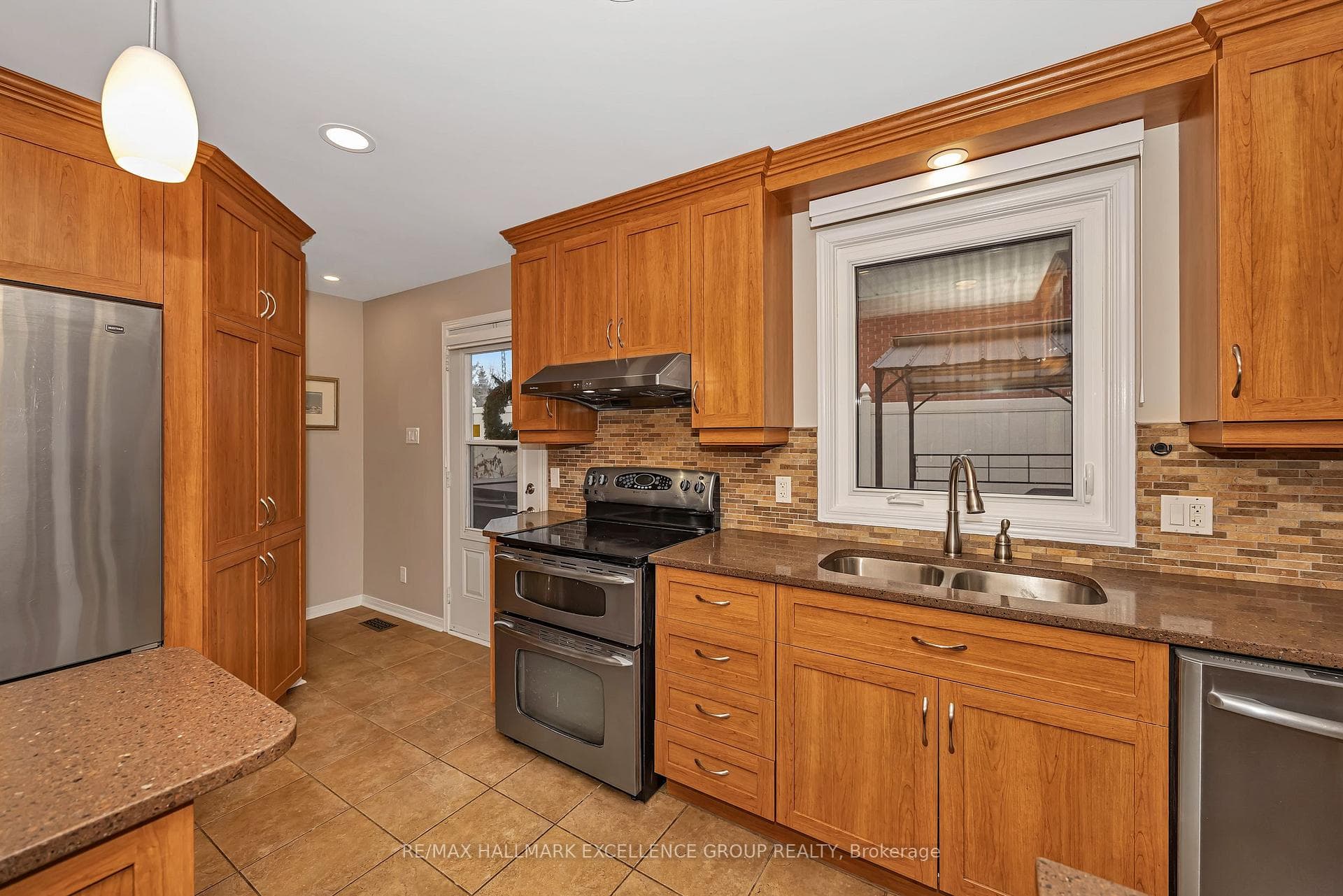 2691 Colman Street photo 10