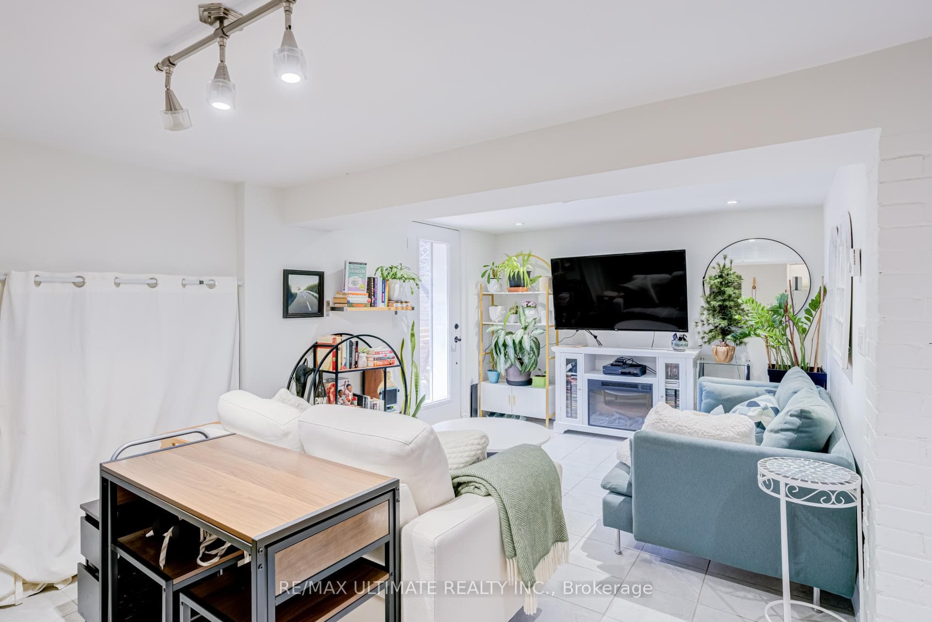 533 Kingston Road photo 16