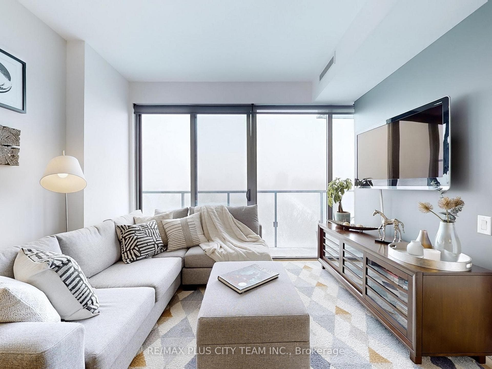 1815 Yonge Street Unit 909 photo 3