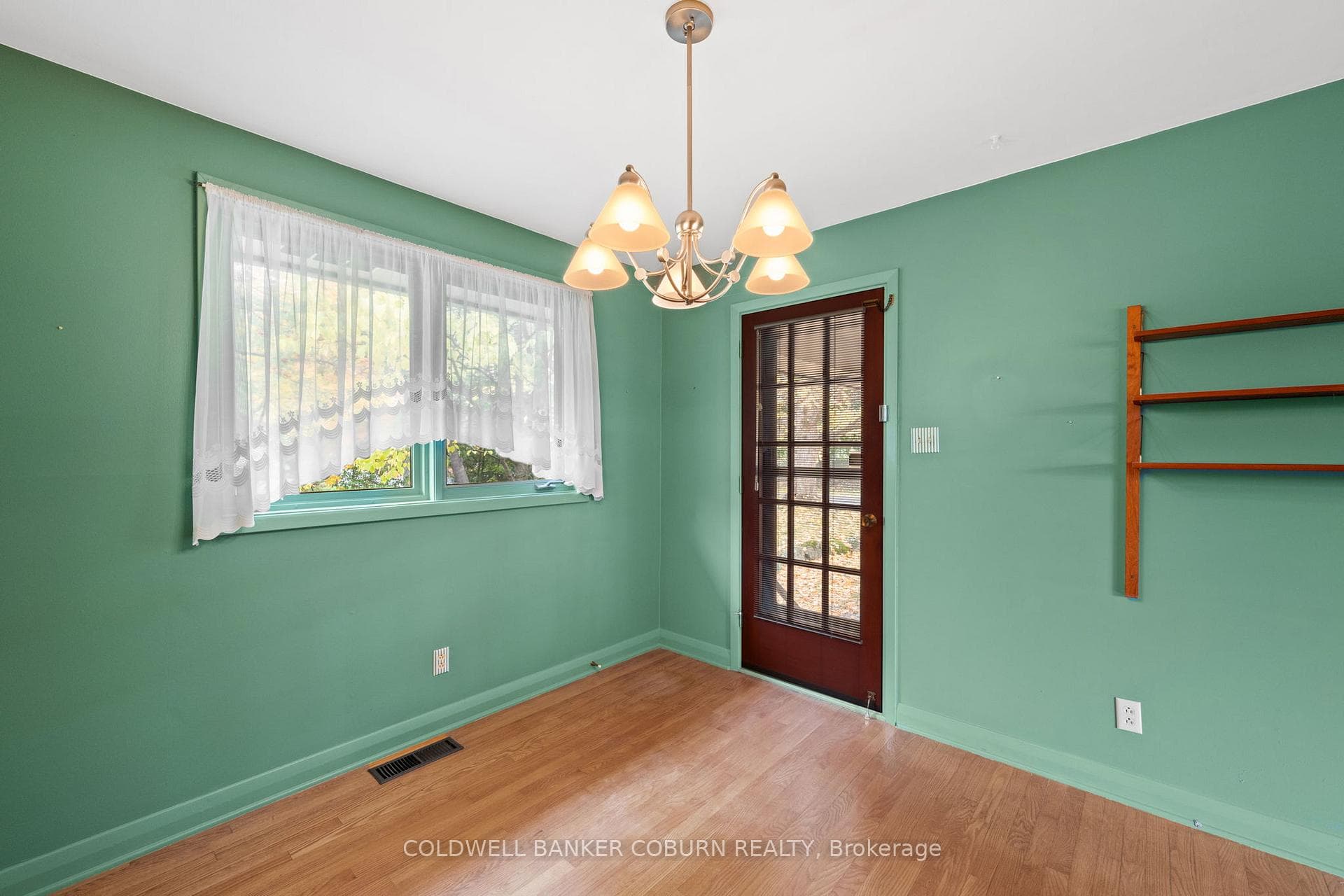 53 Eisenhower Crescent photo 14