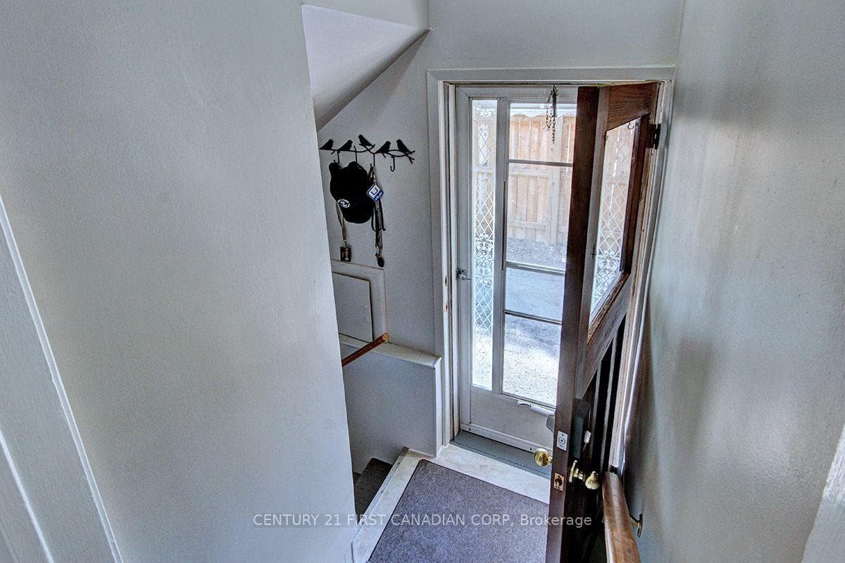 396 Avondale Road photo 18