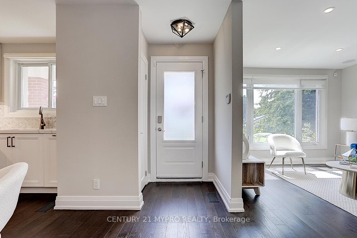 31 Knowles Crescent photo 4
