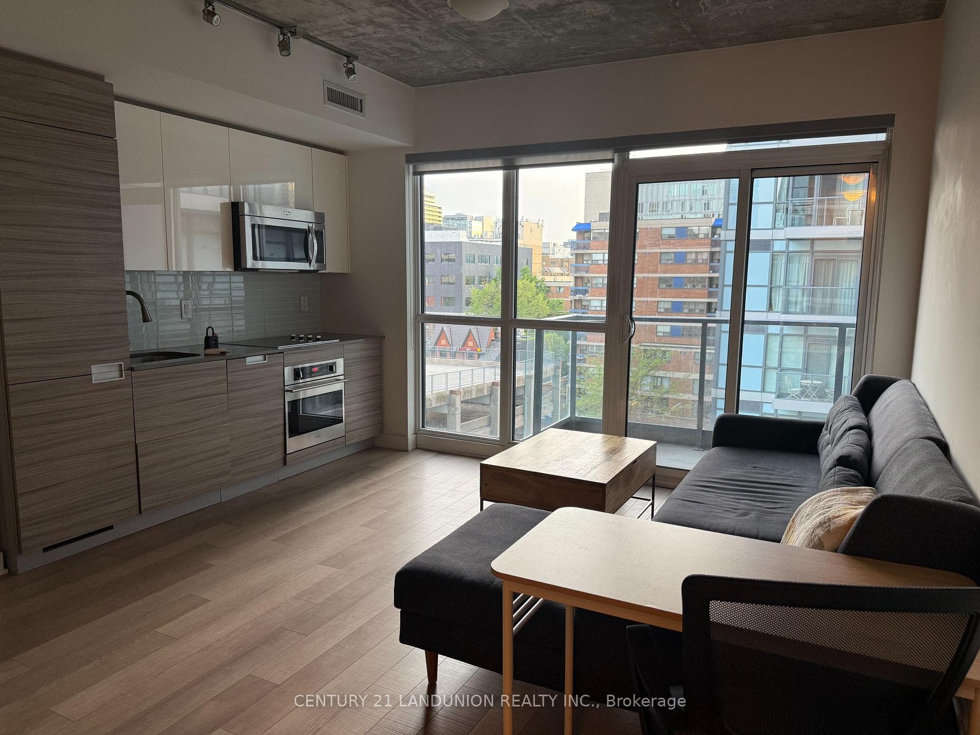 210 Simcoe Street Unit 712 photo 1