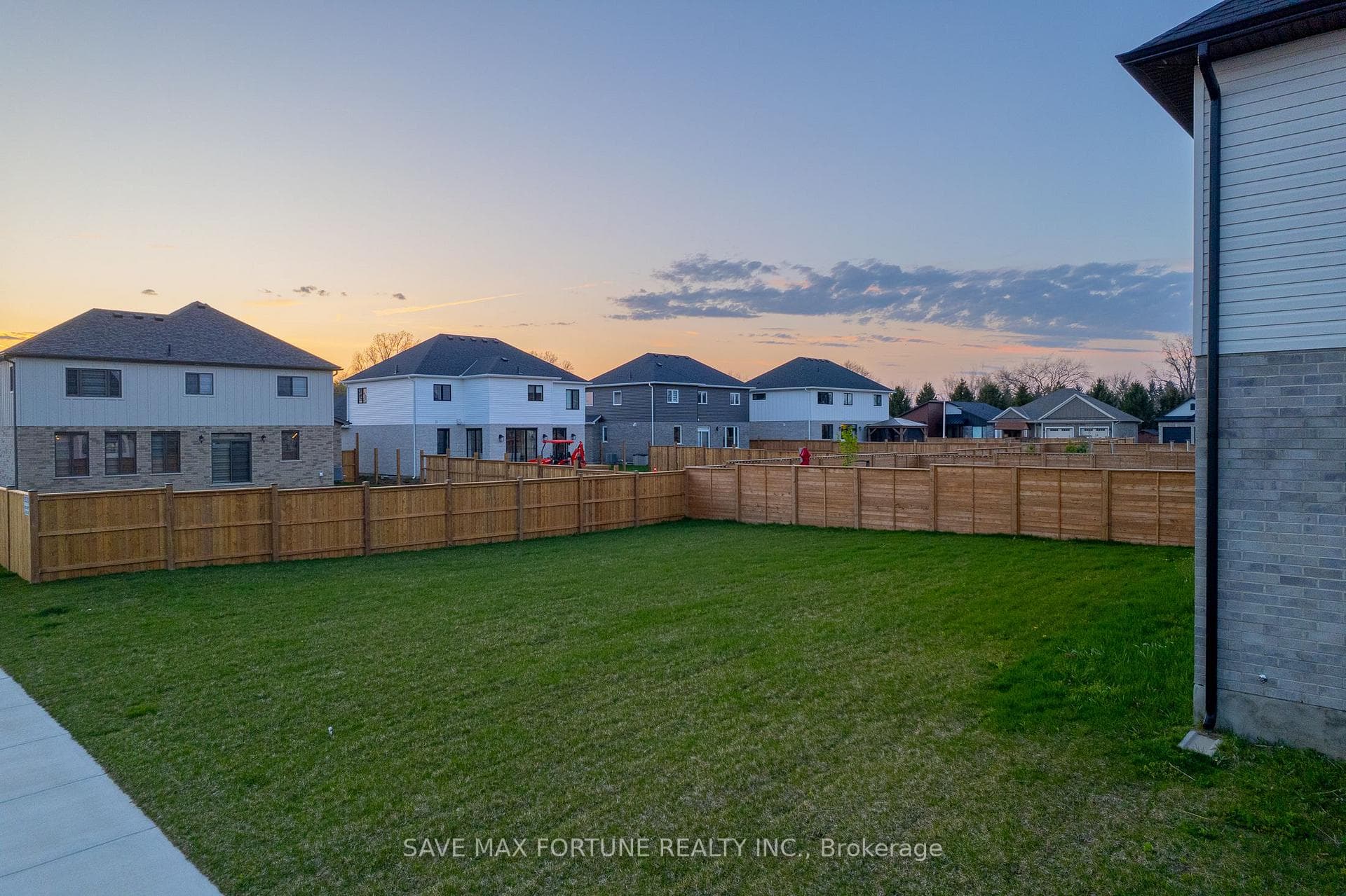 2 Spruce Crescent photo 39