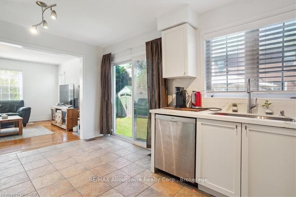 2245 DUNFOREST Crescent photo 17