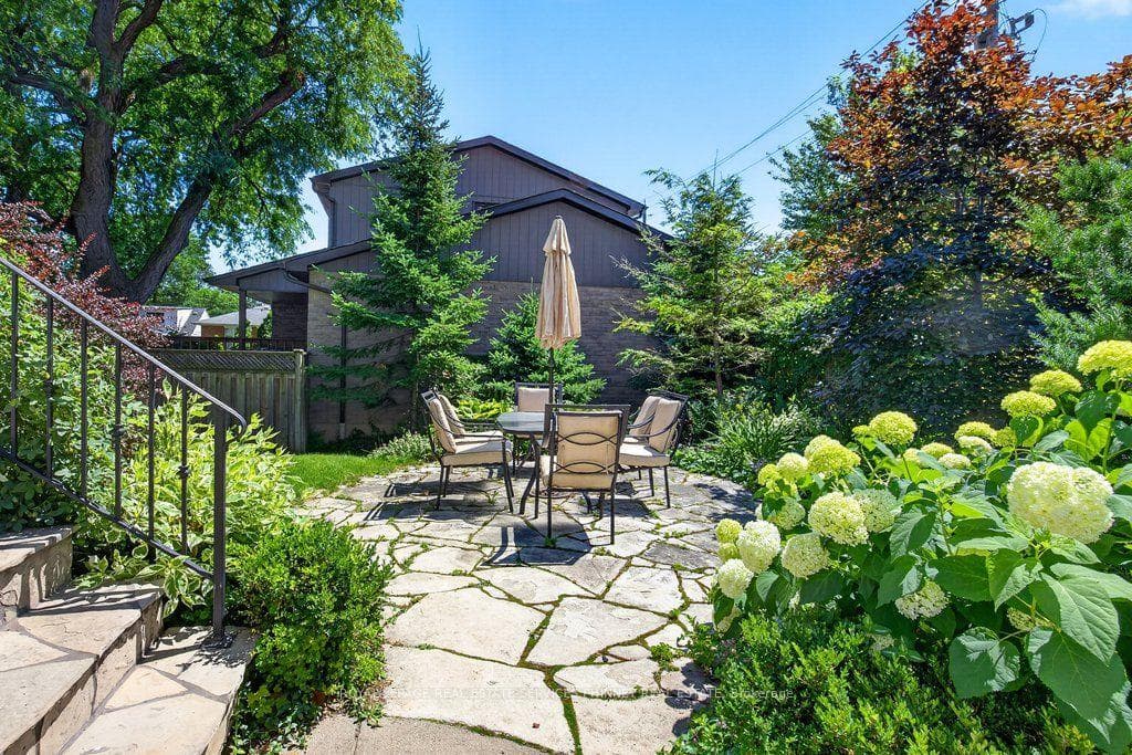 3947 Bloor Street photo 25