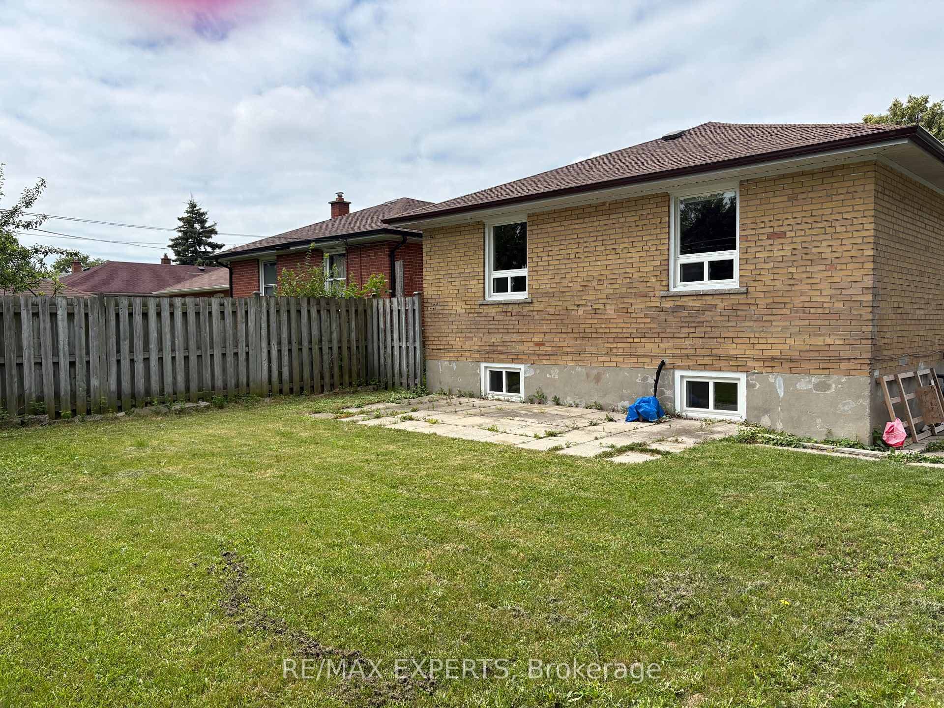733 Markham Road photo 11