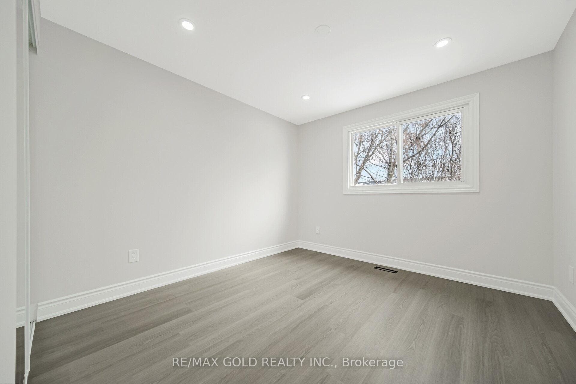 21 Burbank Crescent photo 19