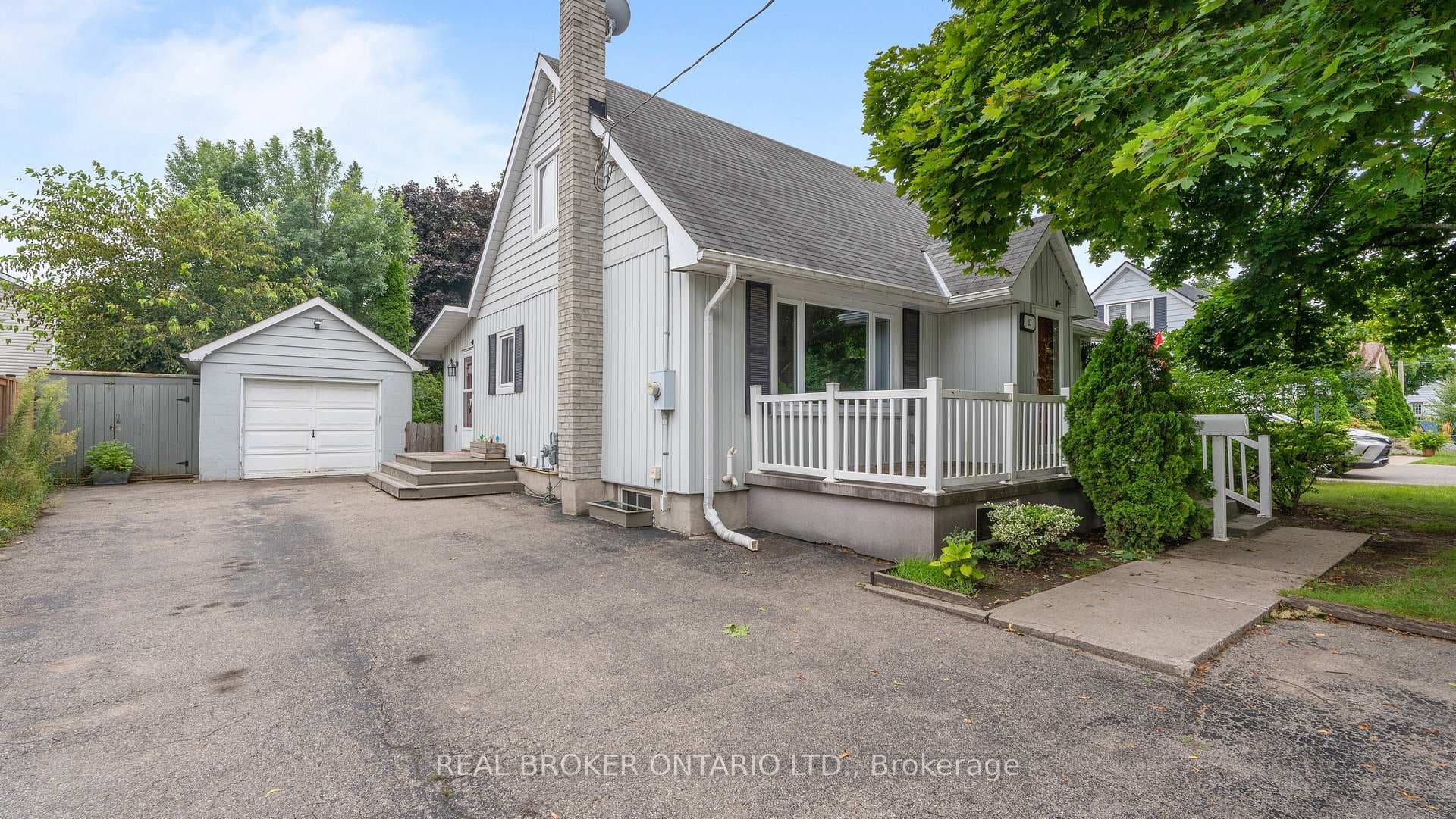 27 Grove Crescent photo 5