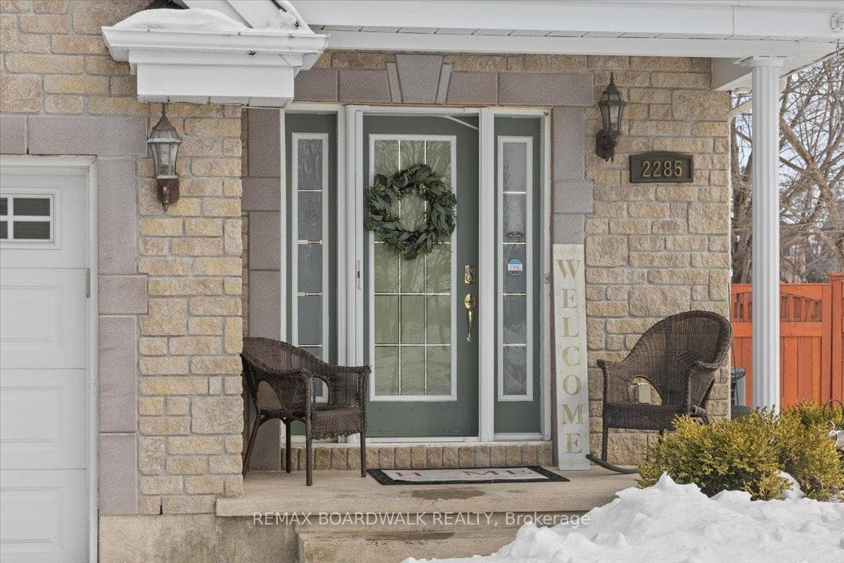 2285 Cecile Crescent photo 2