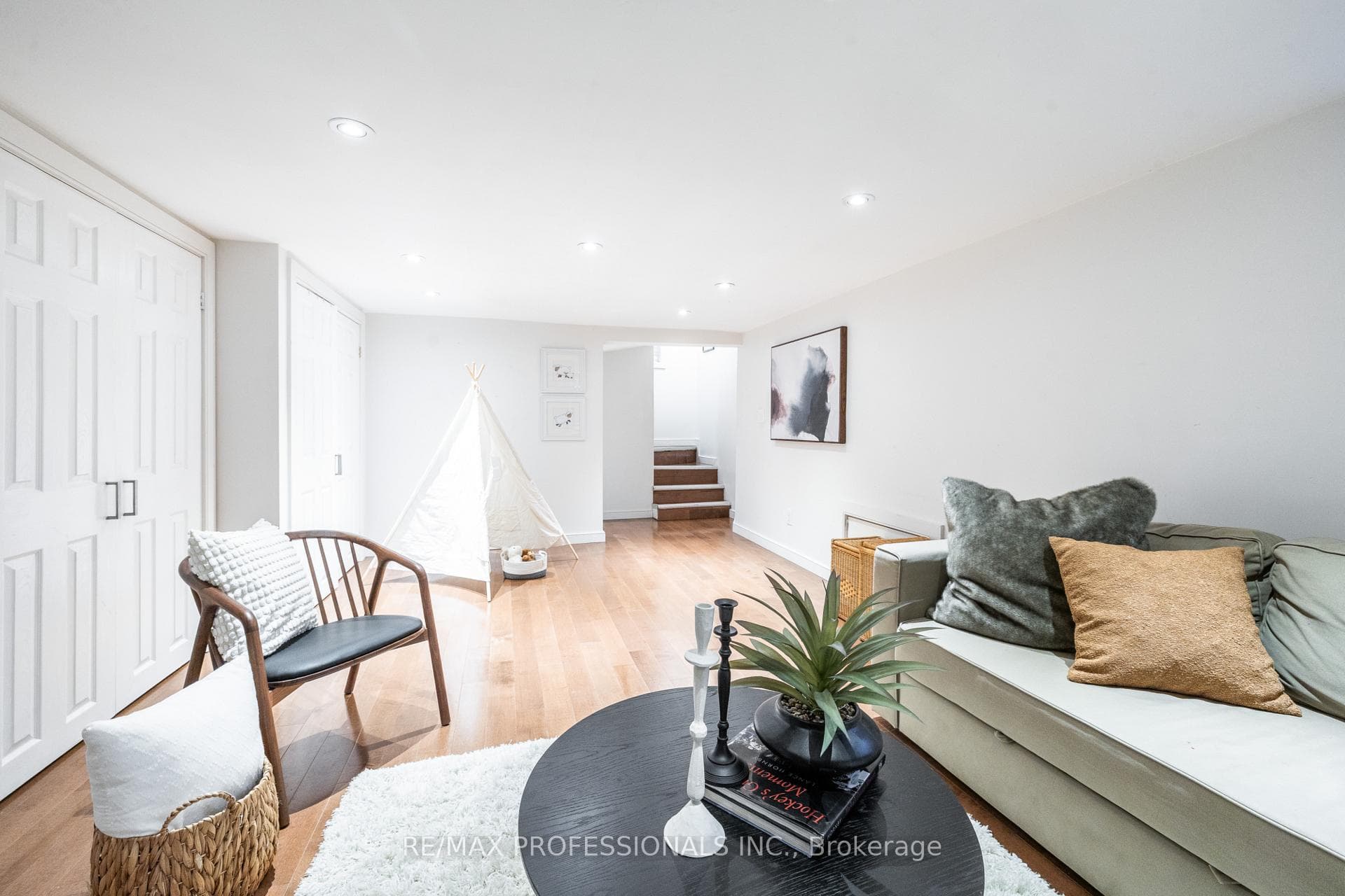 4625 Dundas Street photo 29