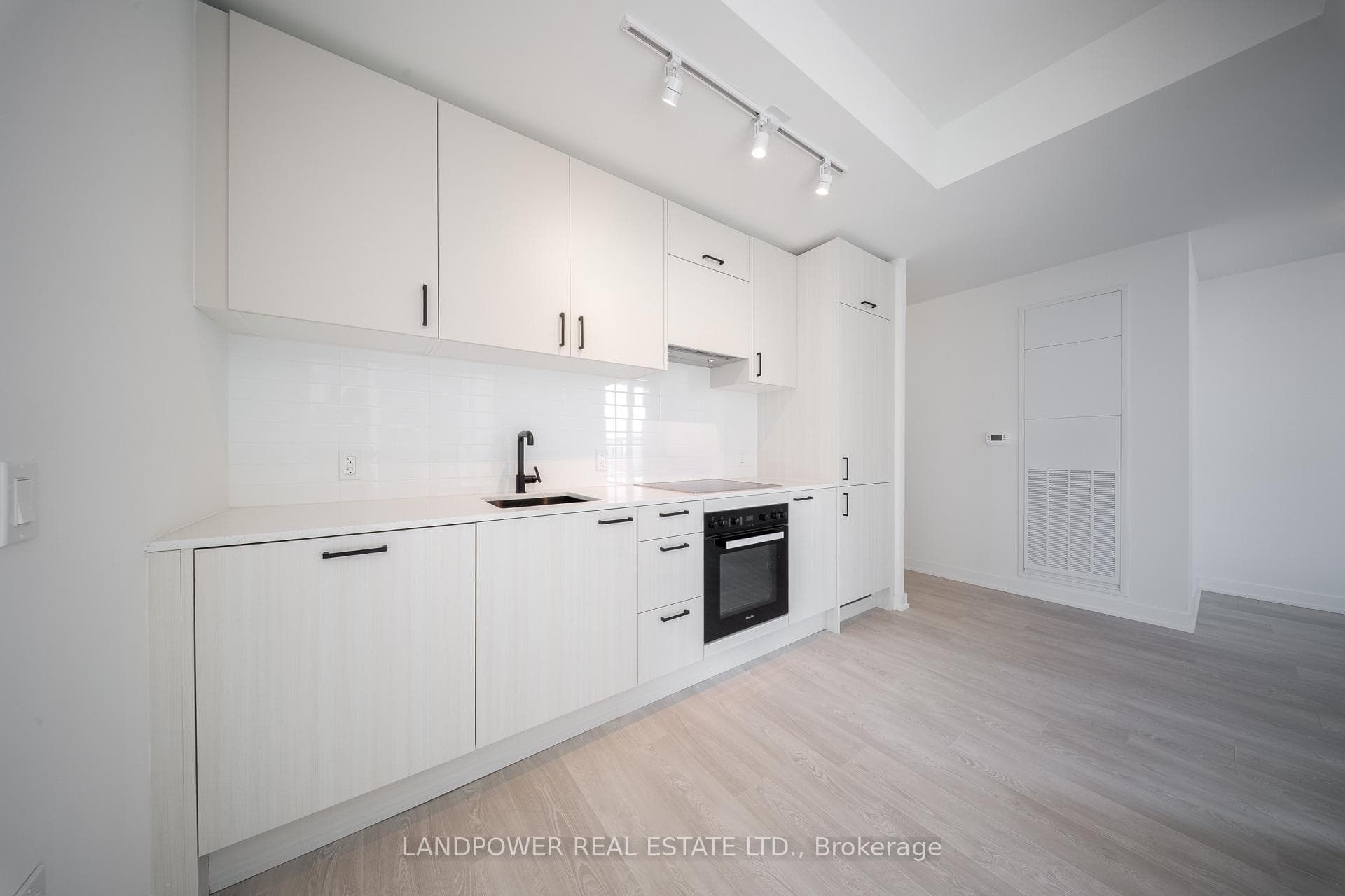 1 Quarrington Lane Unit 807 photo 8