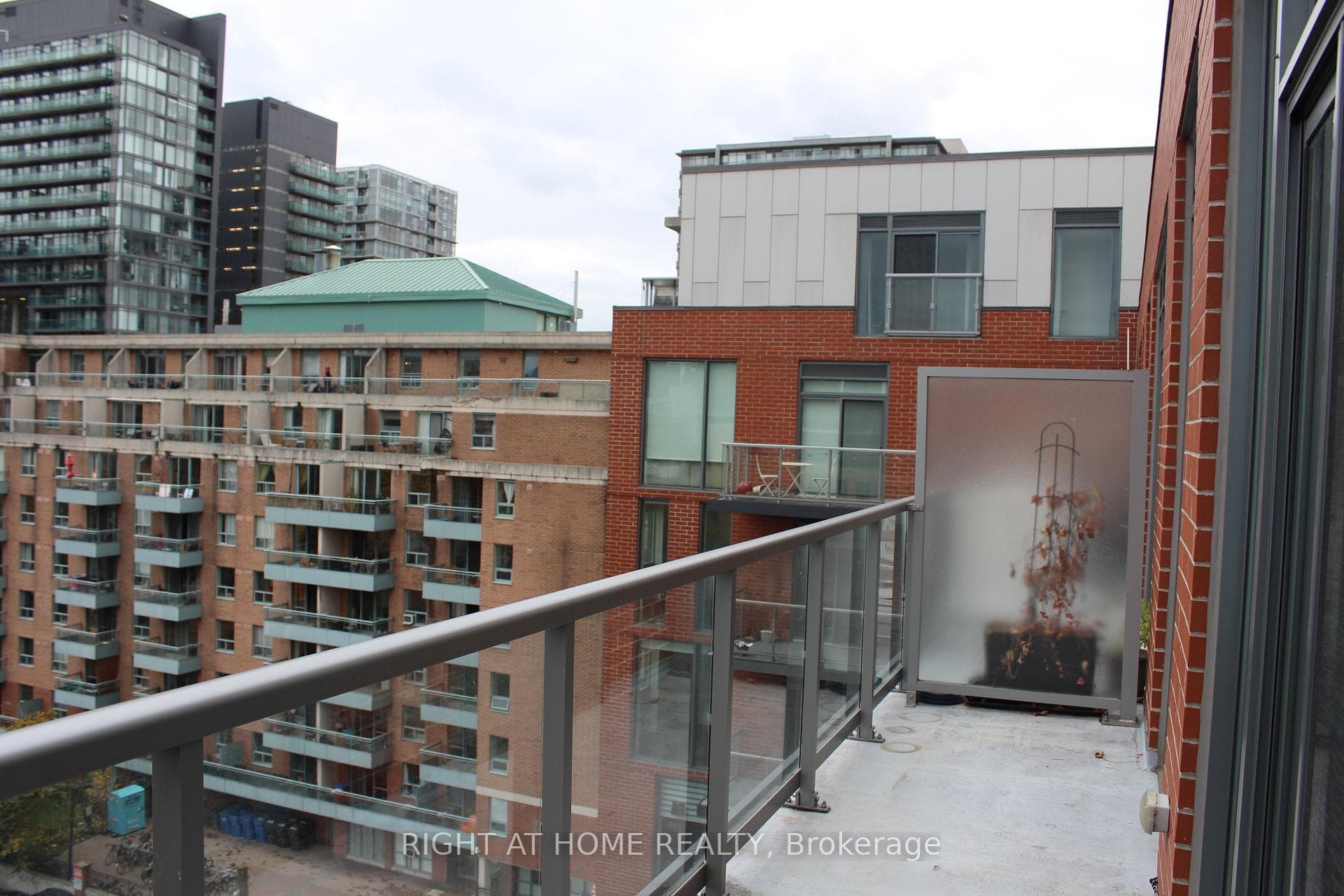 106 Dovercourt Road Unit 702 photo 4