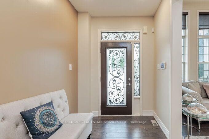 1129 Meighen Way photo 5