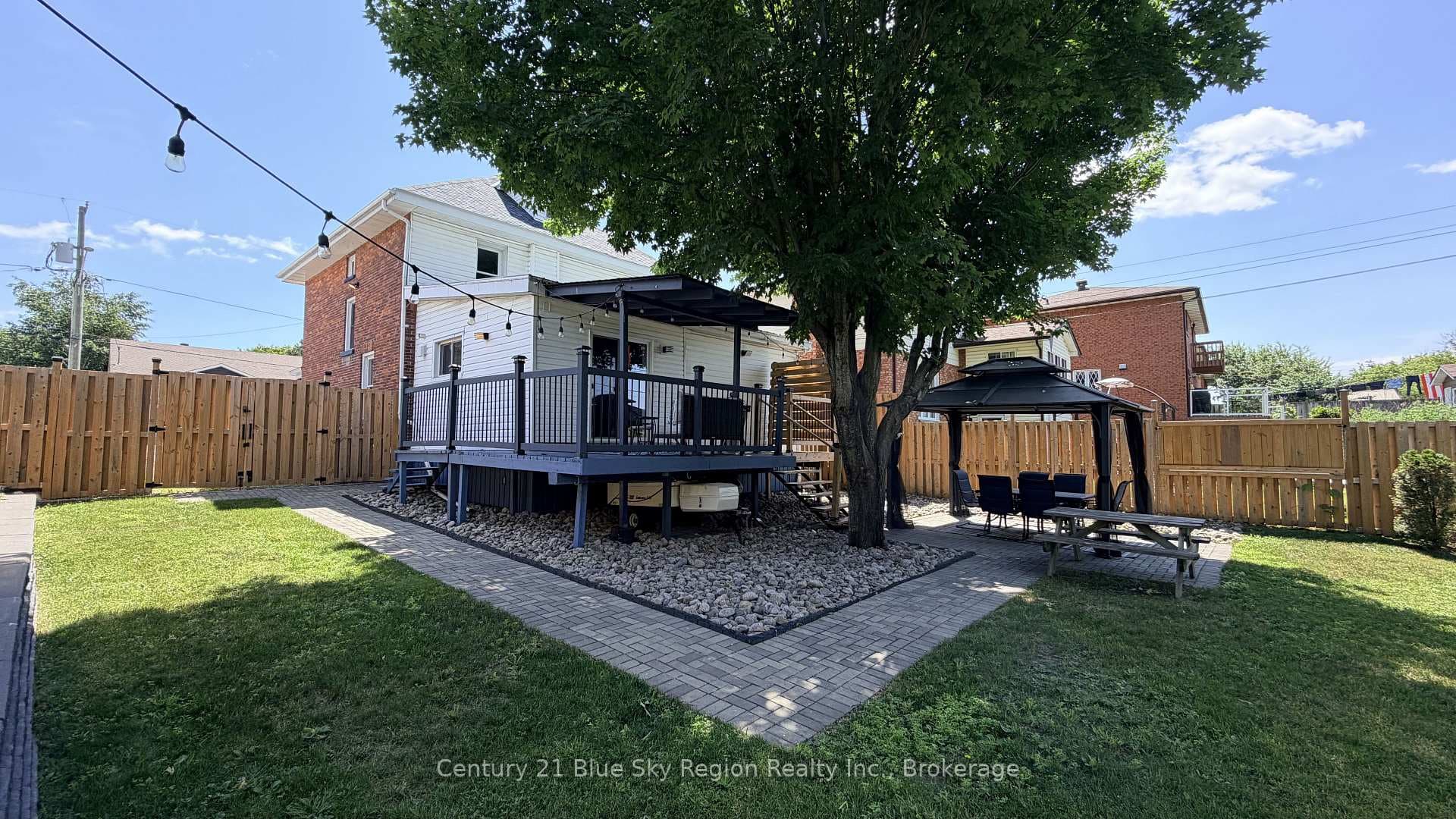 647 Douglas Street photo 35