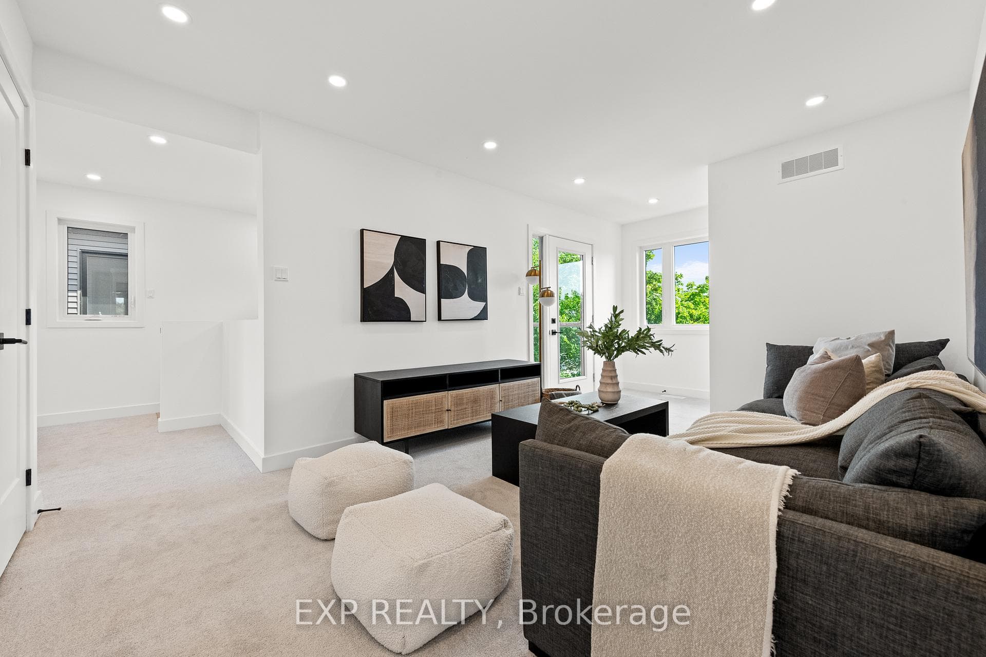 Upper floor living room w/balcony access
