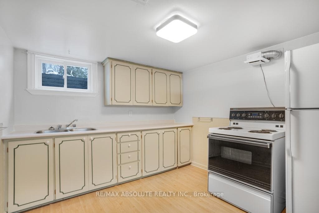 545 NEIGHBOURHOOD Way photo 18