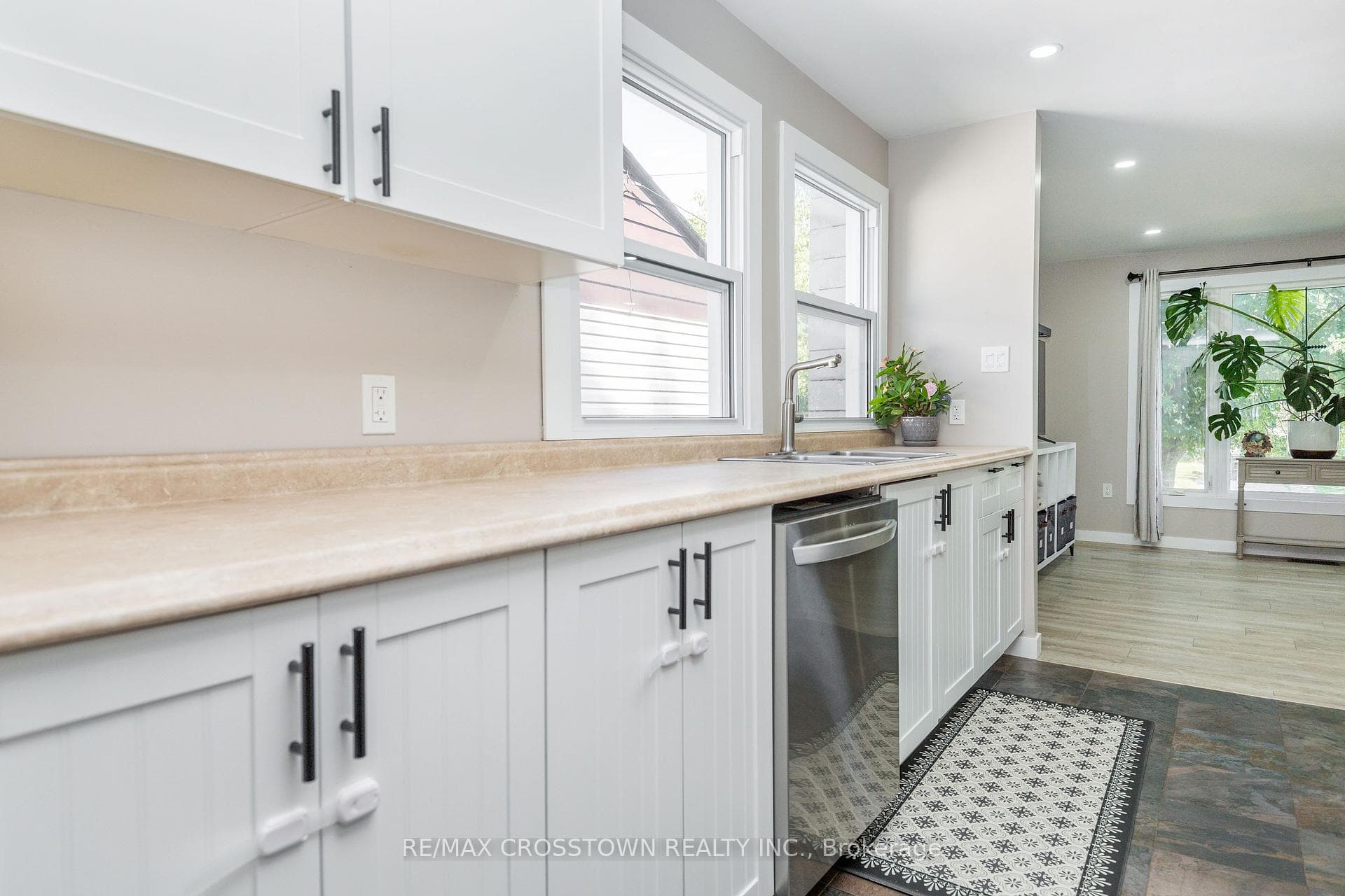 281 Elizabeth Street photo 11