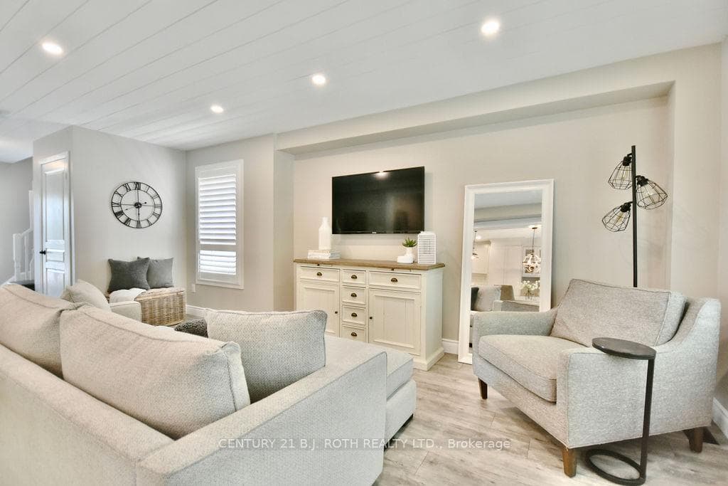 52 Versailles Crescent photo 13