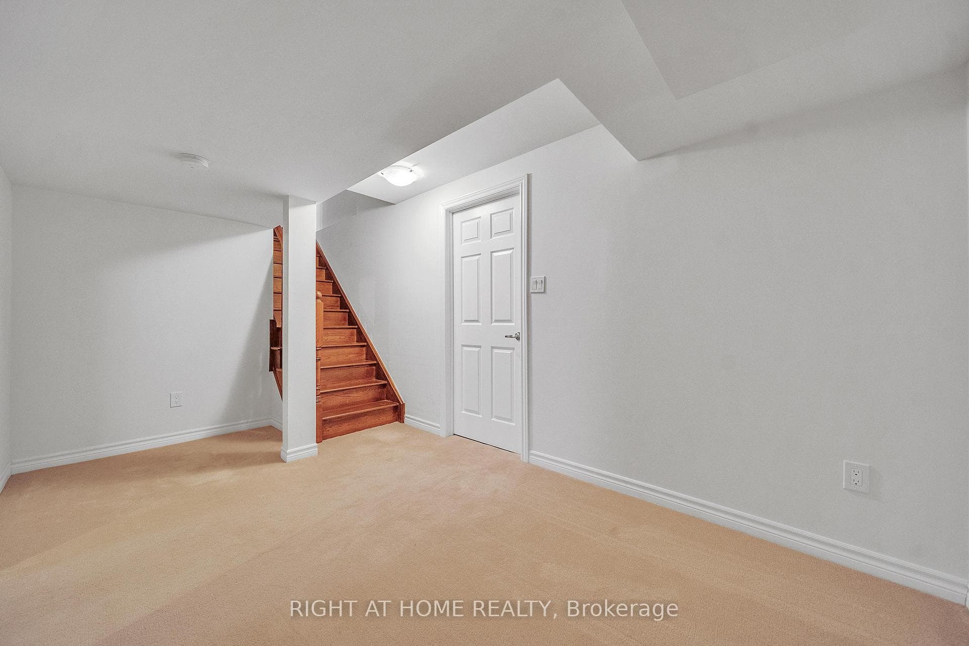 16 Sewell Crescent photo 29