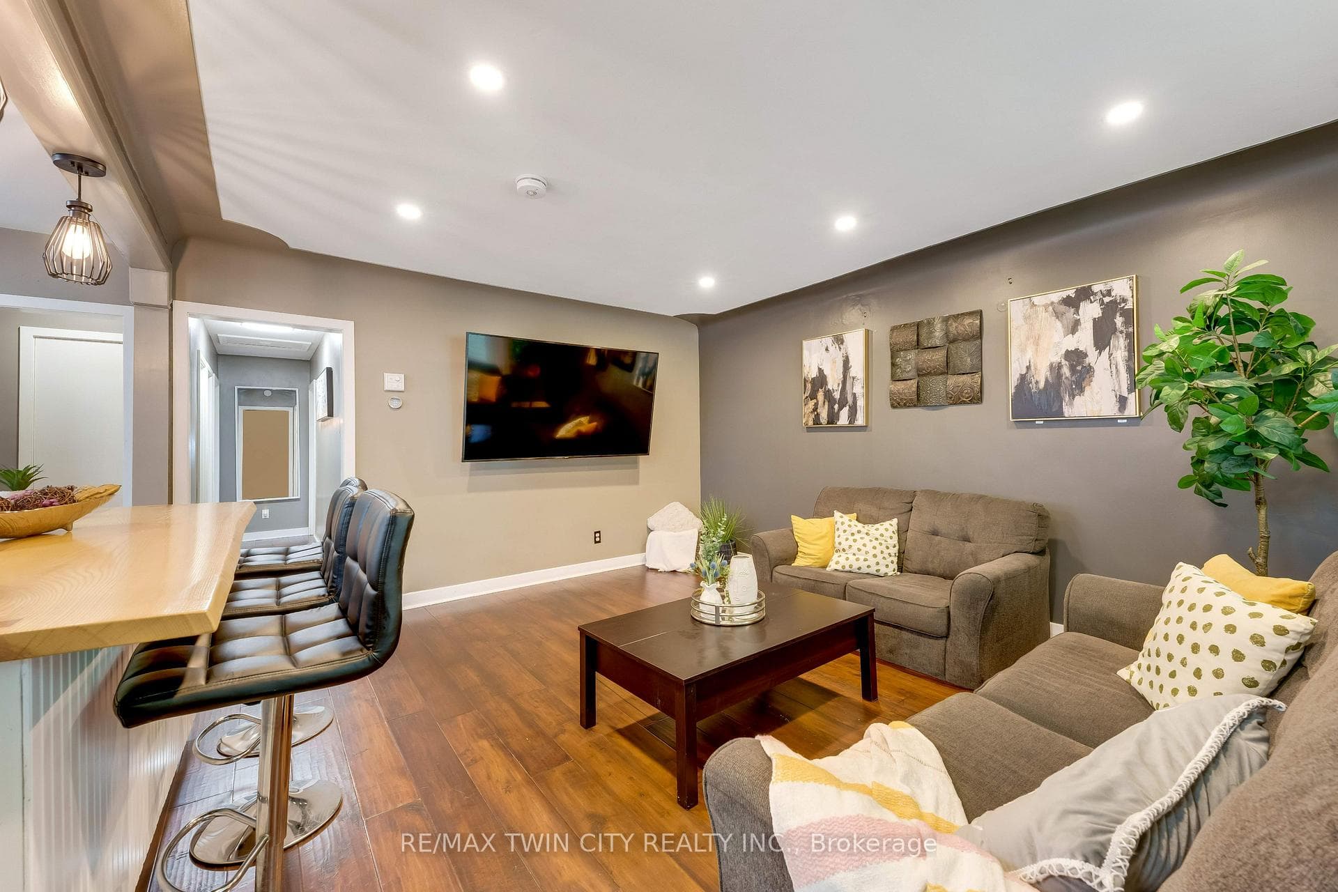 90 Arlington Boulevard photo 4