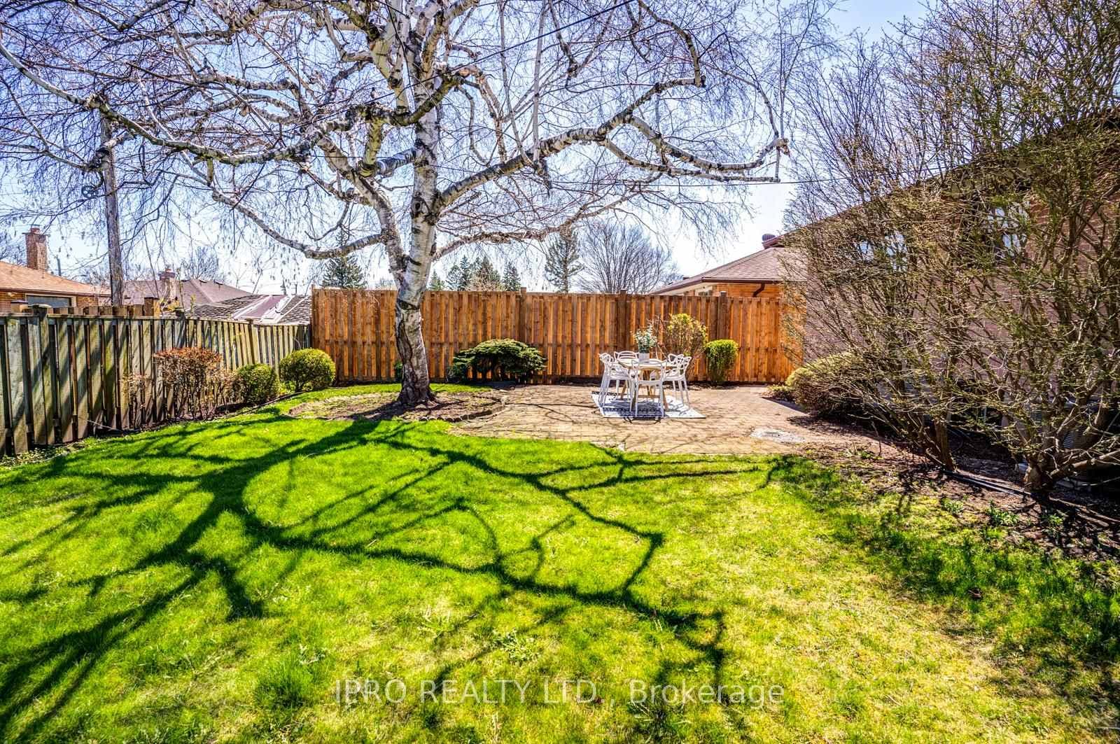7 Stonehenge Crescent photo 34