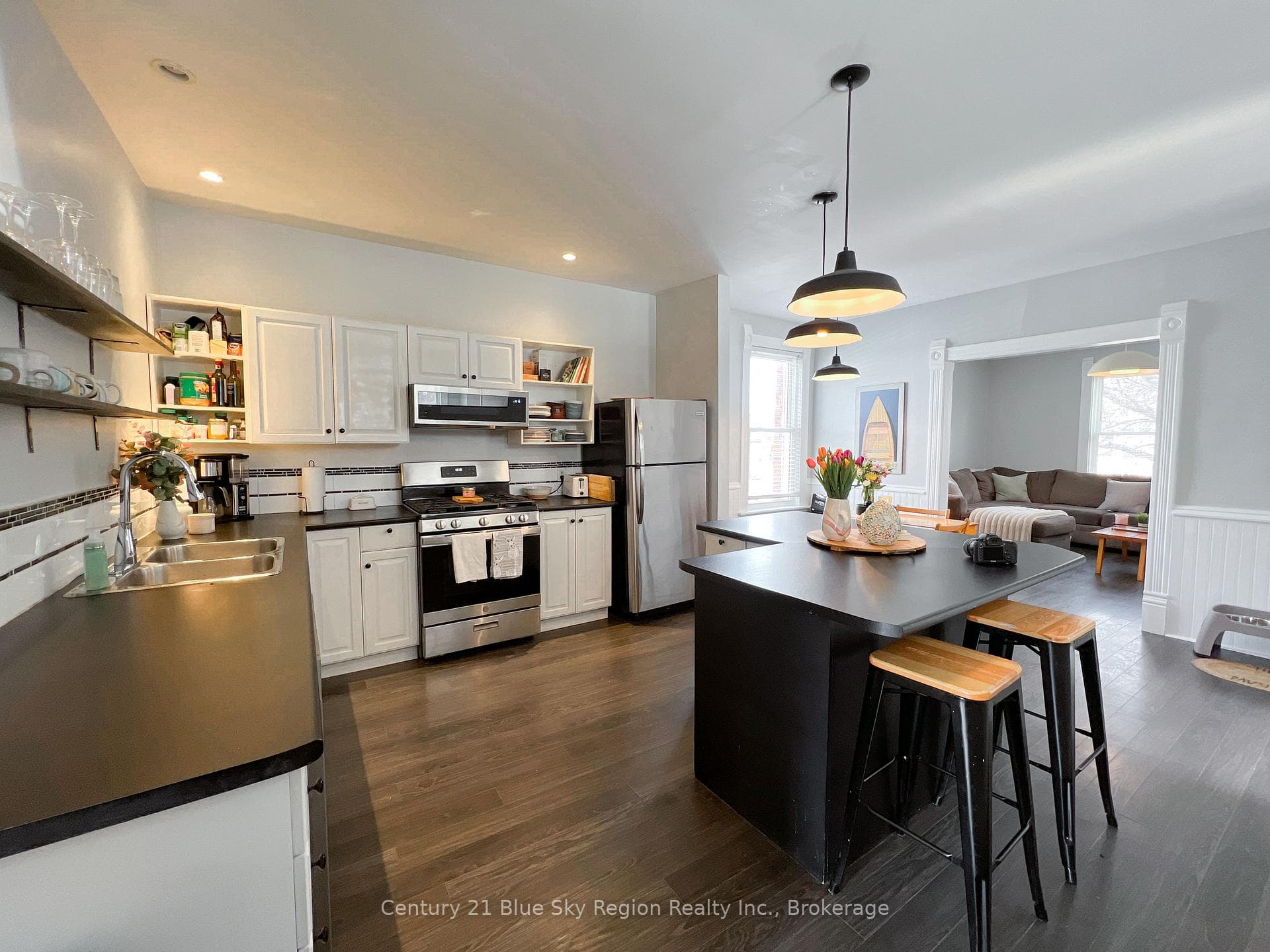 211 Edward Street photo 17
