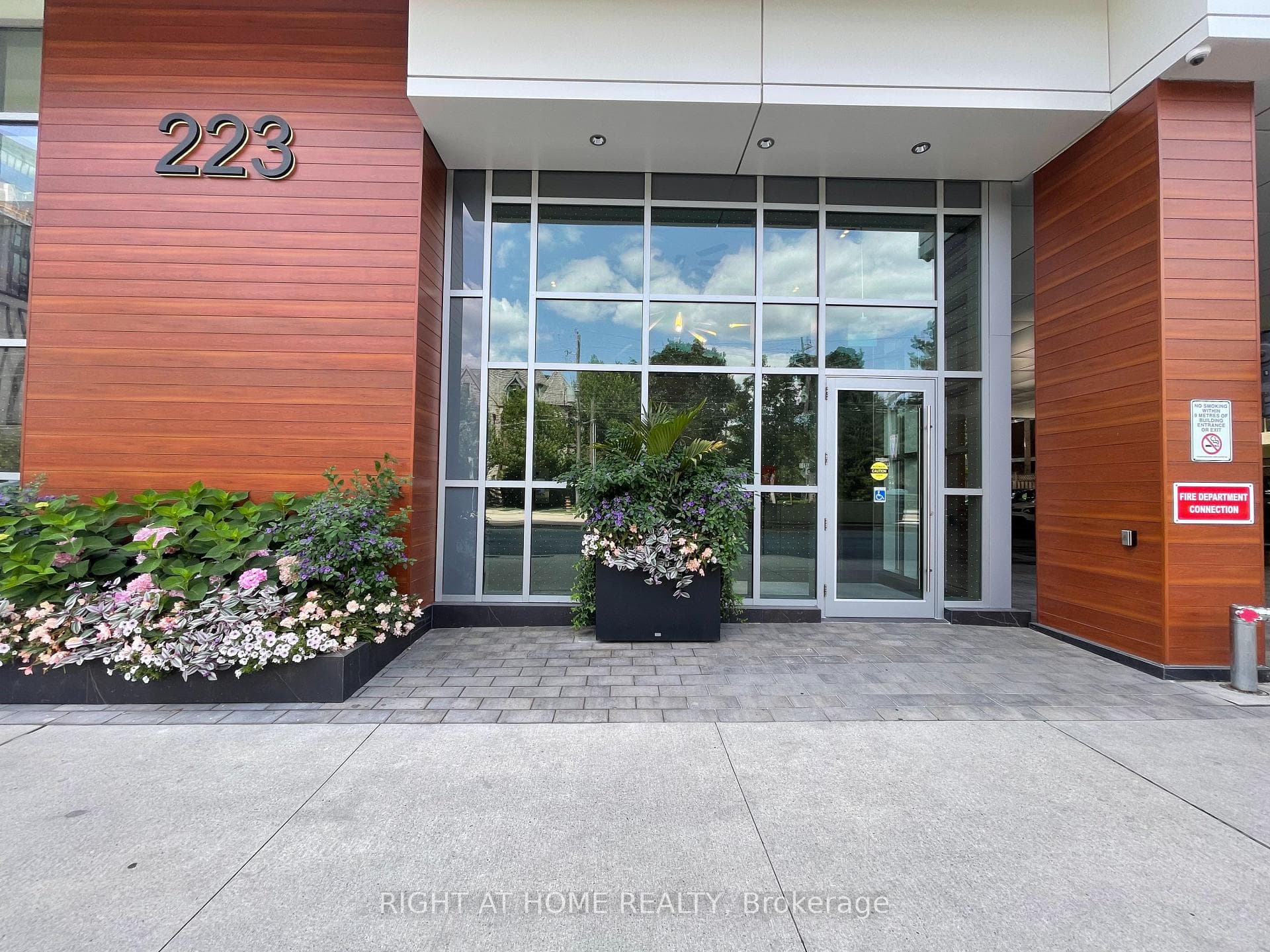 223 St Clair Avenue Unit 1004 photo 1