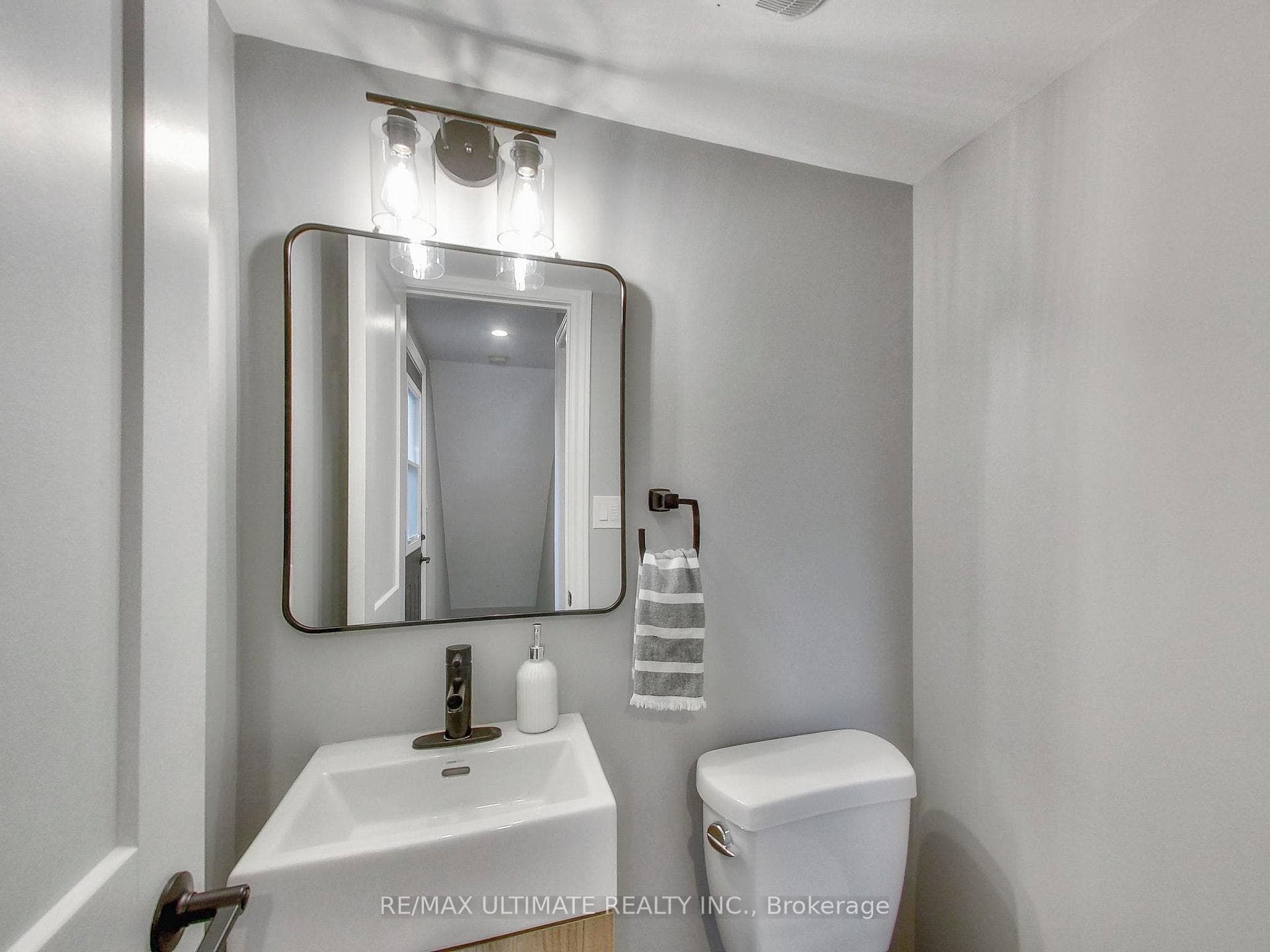 496 Elgin Street photo 17