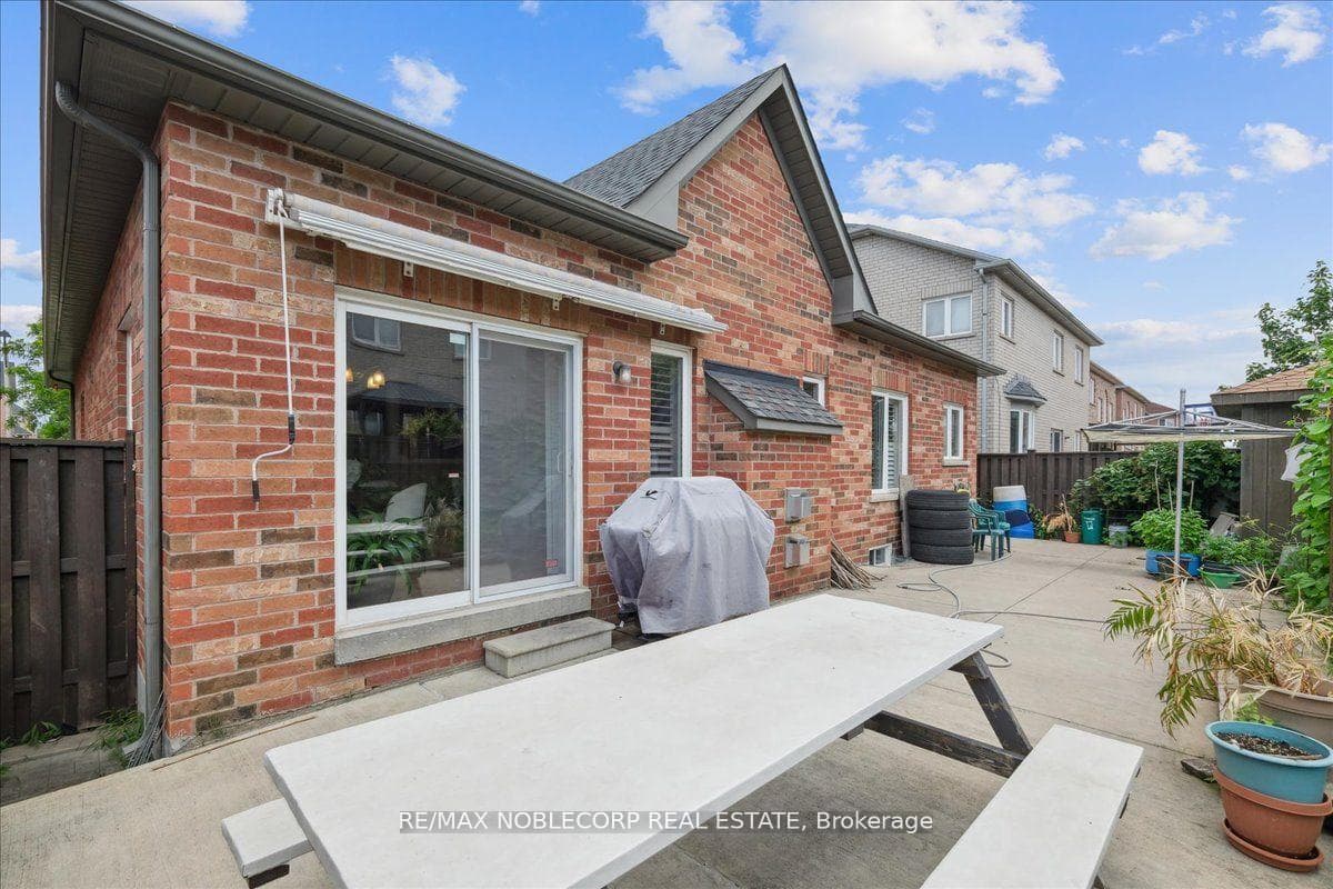 17 Aristocrat Road photo 38